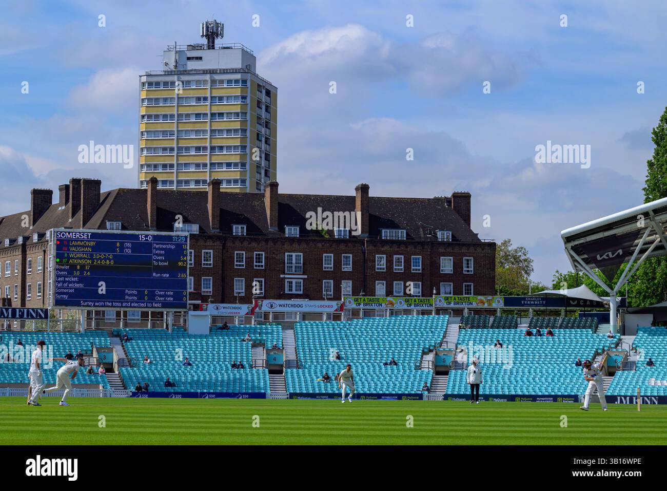 Londra, Regno Unito. 25 aprile 2025. Kia Oval, Londra aprile 25 2025 Gus Atkinson ( 37 Surrey County Cricket Club ) bowling a Tom Lammonby ( 15 Somerset County Cricket Club) durante il primo giorno della partita del Rothesay County Championship tra Surrey County Cricket Club vs Somerset County Cricket Club a Kia Oval a Londra, Inghilterra (Keeran Marquis/SPP) credito: SPP Sport Press Photo. /Alamy Live News Foto Stock