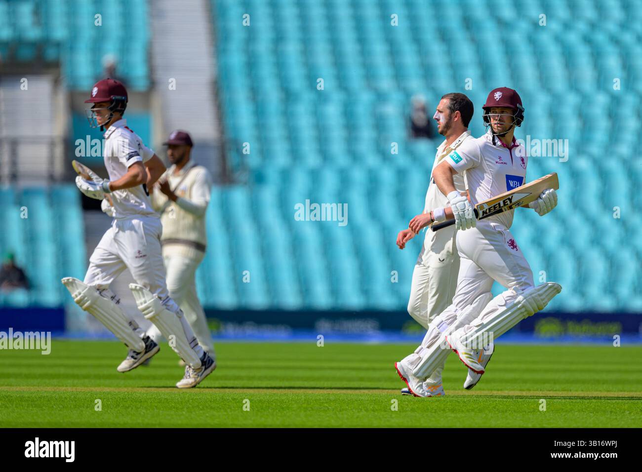 Londra, Regno Unito. 25 aprile 2025. Kia Oval, Londra aprile 25 2025 Archie Vaughan ( 66 Somerset County Cricket Club) e Sean Dickson ( 58 Somerset County Cricket Club) corrono tra wicket durante il primo giorno della partita del Rothesay County Championship tra Surrey County Cricket Club vs Somerset County Cricket Club a Kia Oval a Londra, Inghilterra (Keeran Marquis/SPP) credito: SPP Sport Press Photo. /Alamy Live News Foto Stock