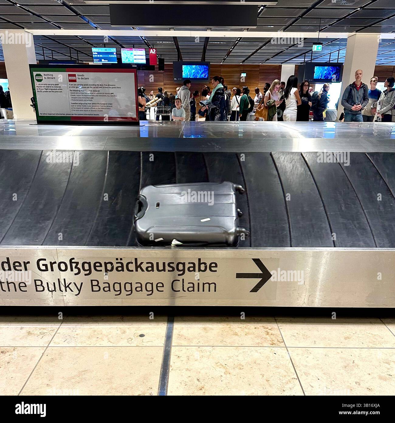 Una valigia sulla cintura di trasporto al ritiro bagagli dell'aeroporto di Schoenefeld, Berlino, Germania Foto Stock