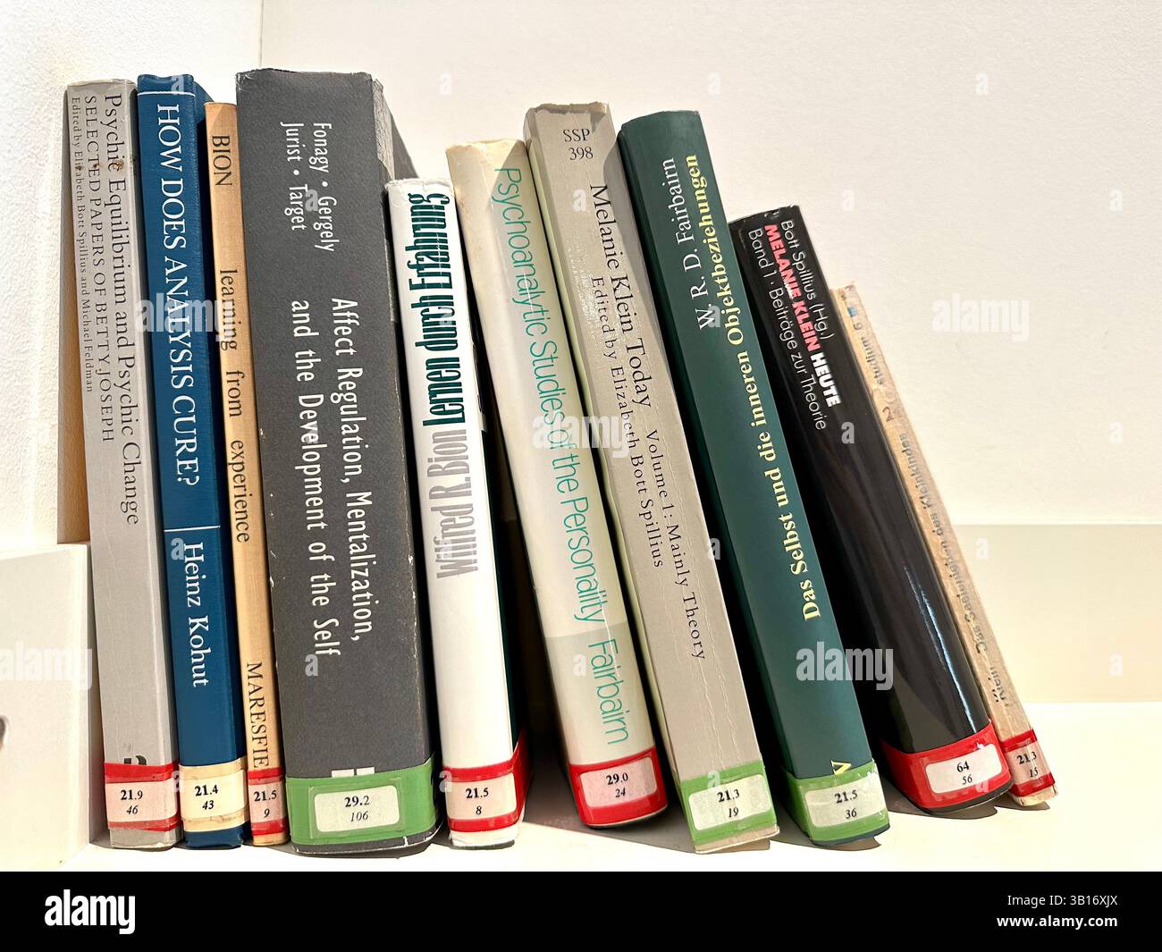 Un certo numero di libri sulla psicoanalisi su uno scaffale Foto Stock