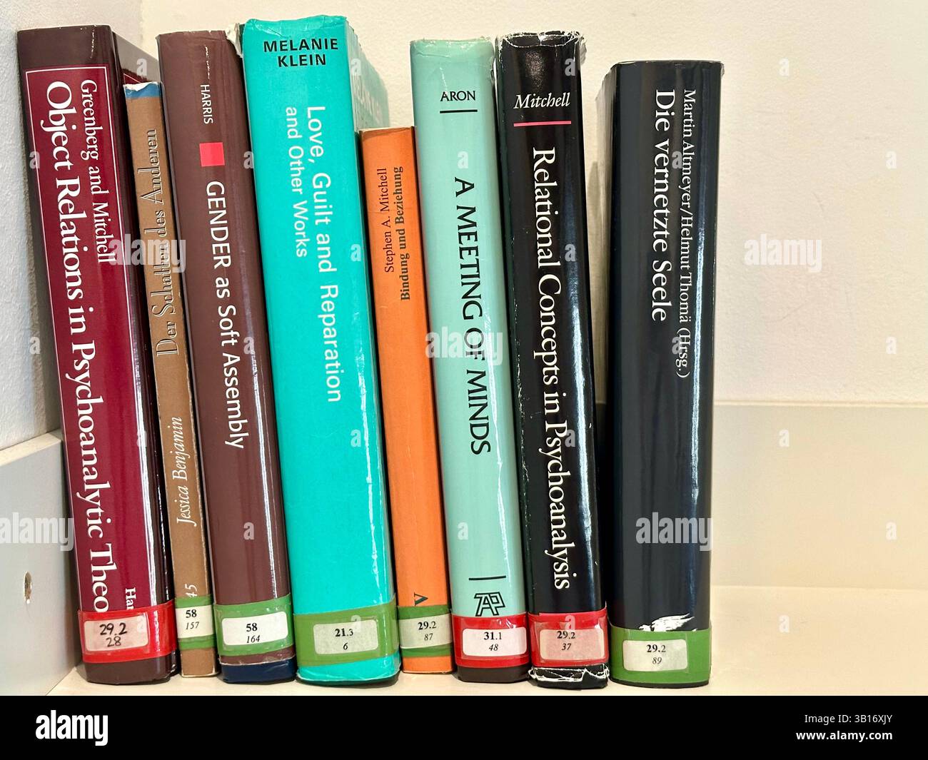 Un certo numero di libri sulla psicoanalisi su uno scaffale Foto Stock