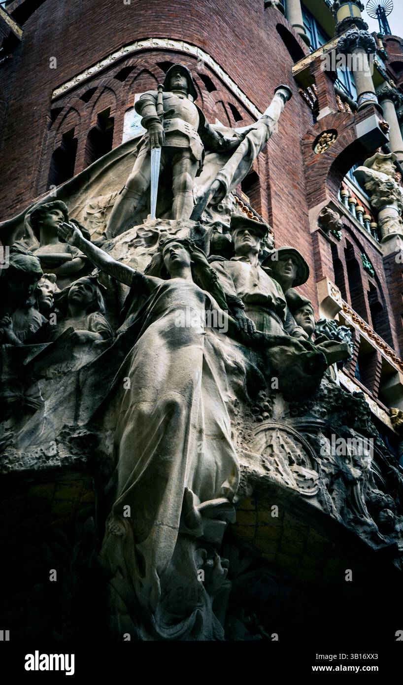 Una dettagliata scultura in pietra raffigurante una figura eroica con una spada, circondata da figure allegoriche e intricate incisioni, adagiata su uno sfondo di Foto Stock