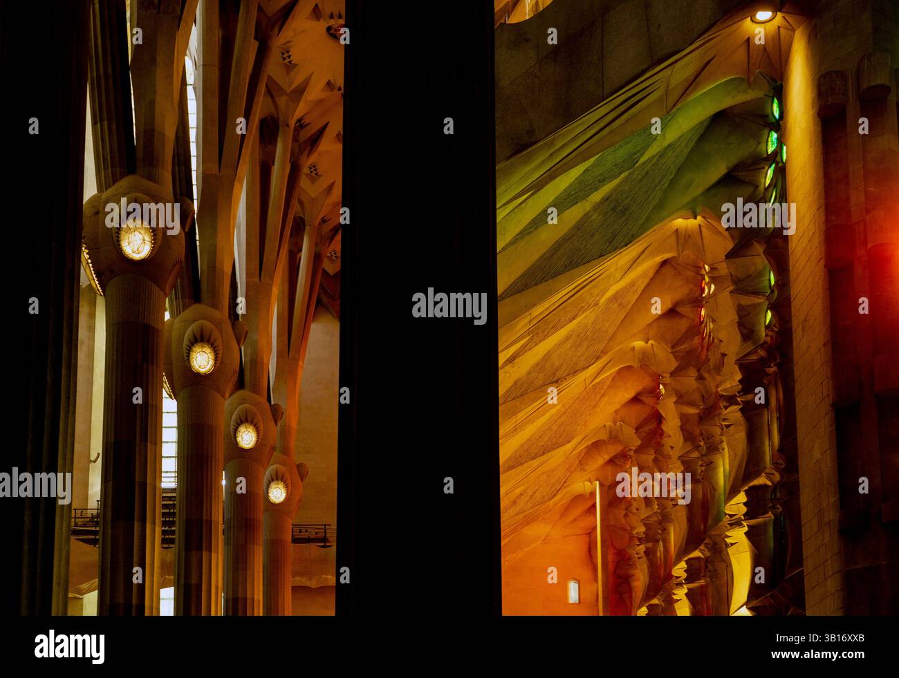 Vista interna di un grande spazio architettonico con illuminazione colorata e dettagli strutturali complessi. La scena mostra un mix di modernità e t Foto Stock