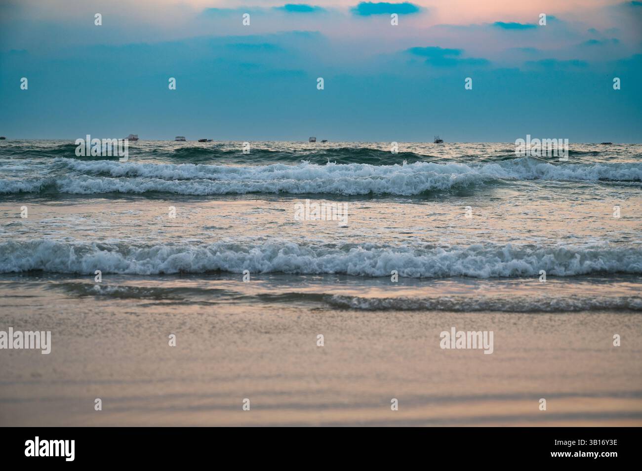 Tramonto sulla spiaggia di Colva Goa nell'India meridionale, silhouette di barche, costa occidentale tropicale, Mar Arabico in Asia, destinazione turistica Foto Stock