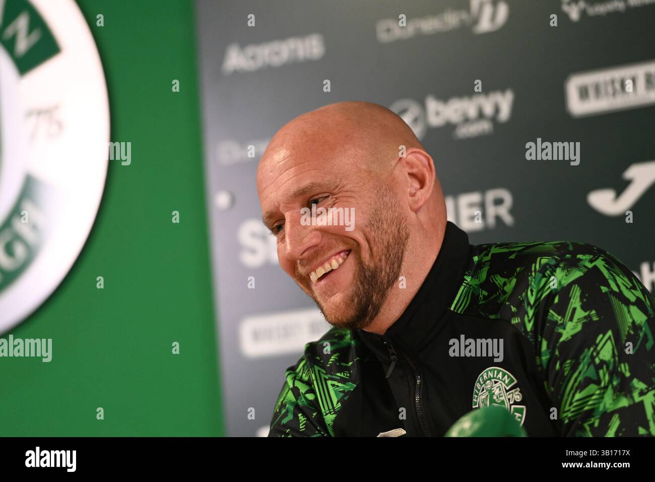 East Mains.Ormiston.Tranent.East Lothian.Scotland.UK. 25 aprile 25 Conferenza stampa Hiberniana il capo allenatore David Gray è lieto di aver firmato un nuovo contratto triennale con il Club. Crediti: eric mccowat/Alamy Live News Foto Stock