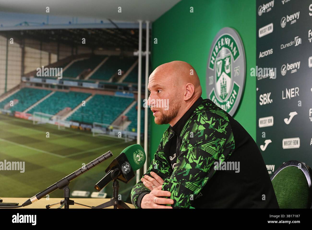East Mains.Ormiston.Tranent.East Lothian.Scotland.UK. 25 aprile 25 Conferenza stampa Hiberniana il capo allenatore David Gray è lieto di aver firmato un nuovo contratto triennale con il Club. Crediti: eric mccowat/Alamy Live News Foto Stock