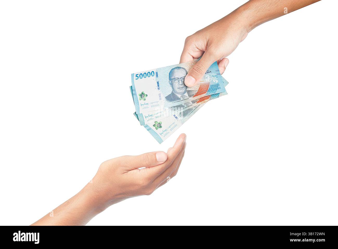 Primo piano di una mano che tiene e offre 50000 banconote di Rupia indonesiana. Concetto di transazione commerciale, pagamento o accordo finanziario. Isolato su bianco Foto Stock