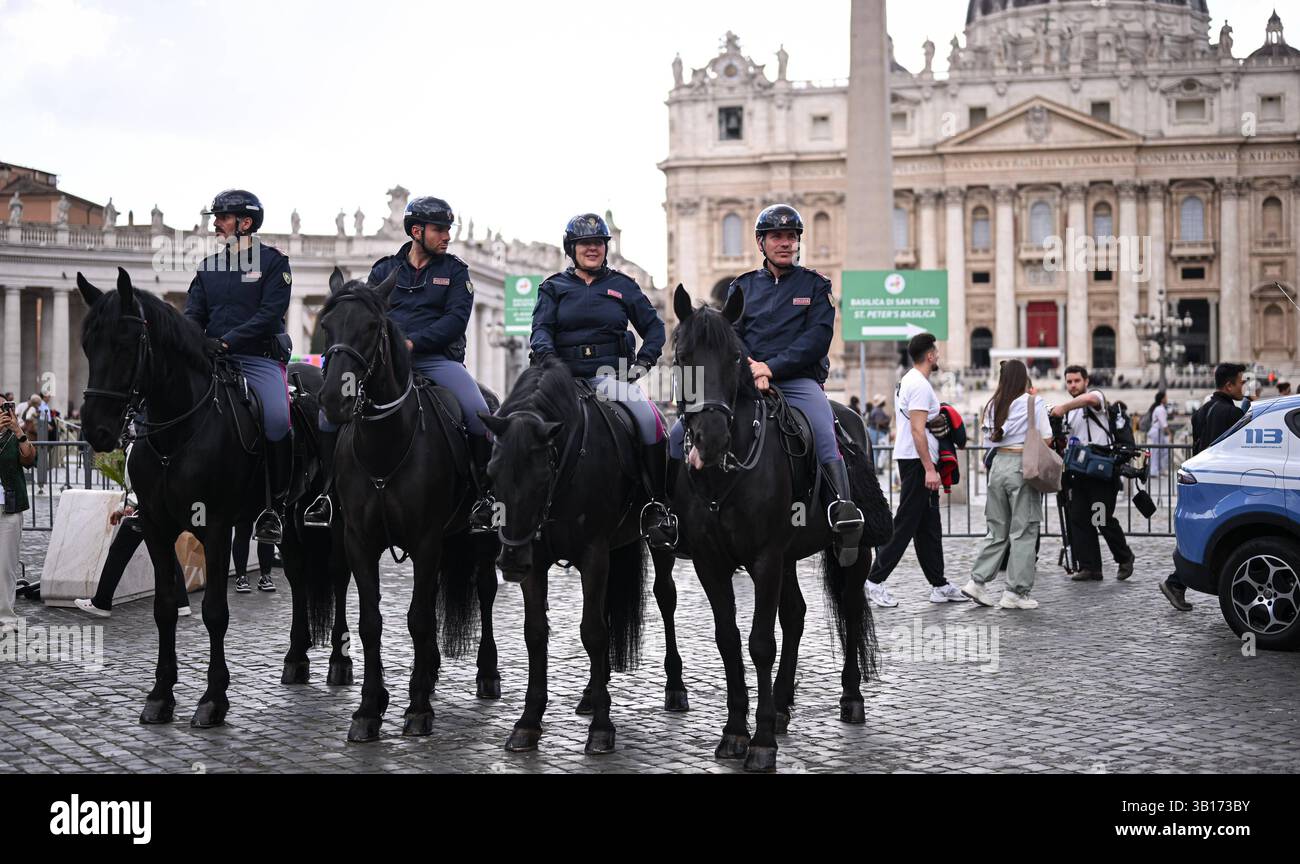 ROM, Vatikan 24.04.2025 Trauer nach dem Tod von Papst Franziskus I. Petersplatz, vier berittene Polizisten am Eingang zum Petersplatz *** Roma, Vaticano 24 04 2025 lutto dopo la morte di Papa Francesco i Piazza San Pietro, quattro poliziotti a cavallo all'ingresso di Piazza San Pietro Foto Stock