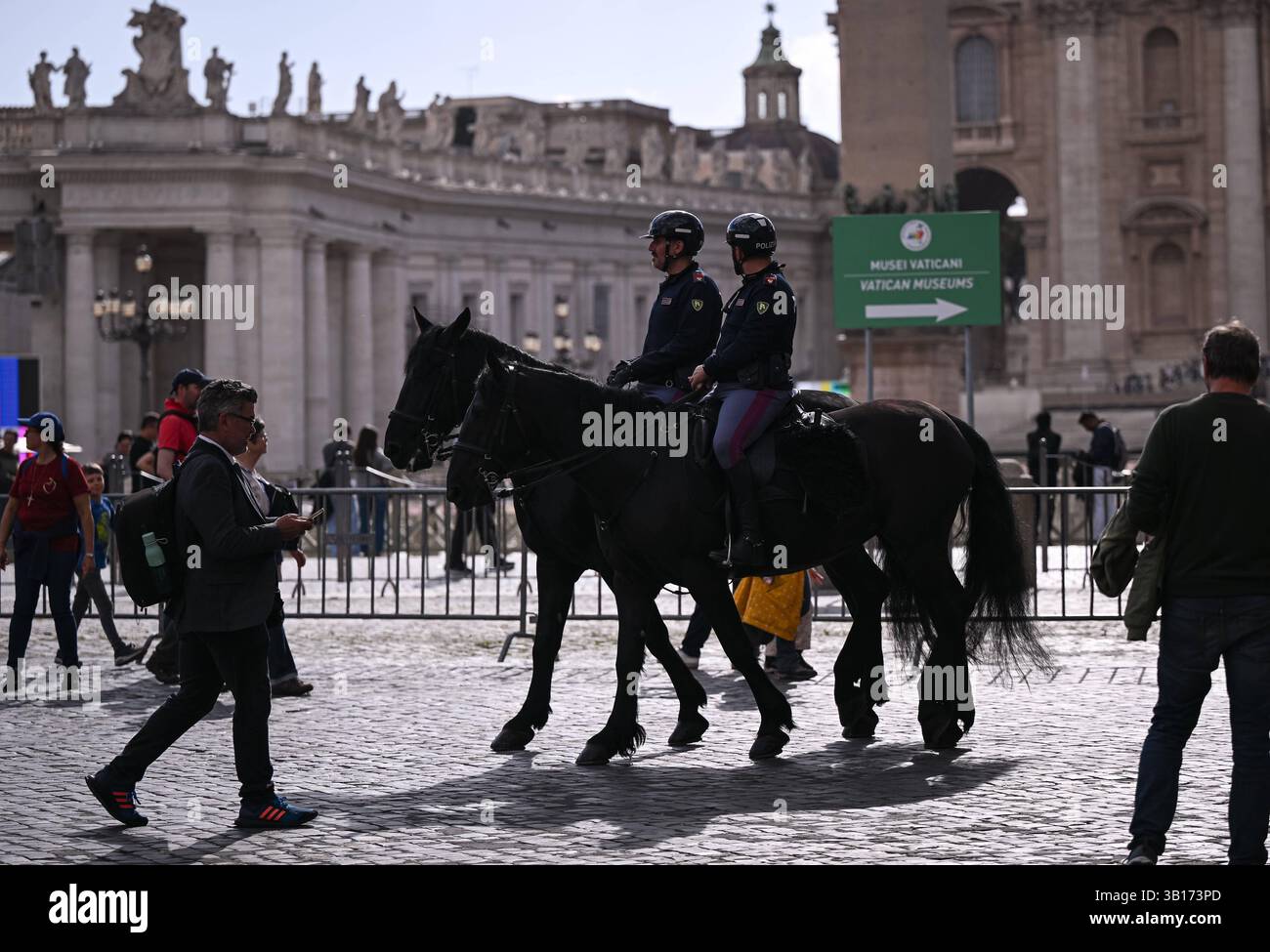 ROM, Vatikan 24.04.2025 Trauer nach dem Tod von Papst Franziskus I. Petersplatz, vier berittene Polizisten am Eingang zum Petersplatz *** Roma, Vaticano 24 04 2025 lutto dopo la morte di Papa Francesco i Piazza San Pietro, quattro poliziotti a cavallo all'ingresso di Piazza San Pietro Foto Stock