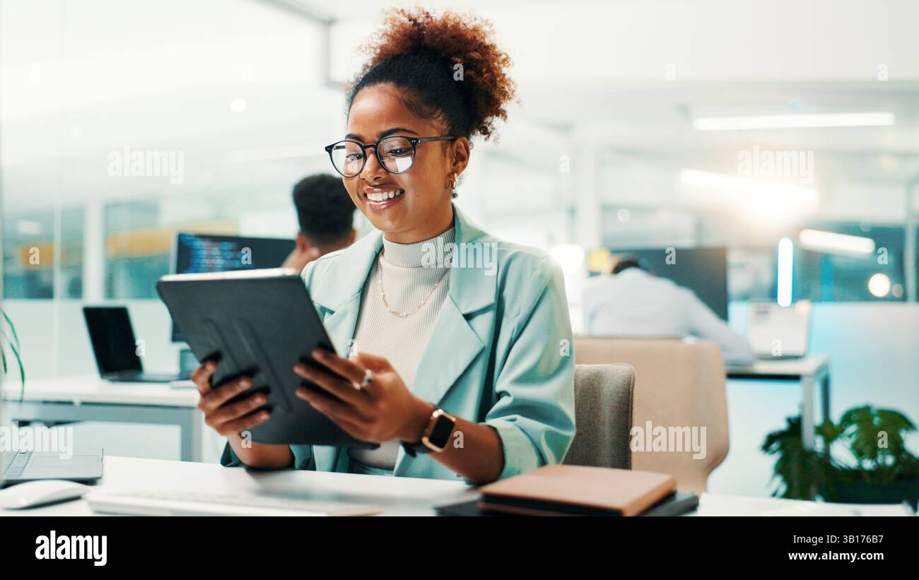 Tablet, ricerca e donna d'affari in ufficio con strumenti di sviluppo Web, codifica o progettazione. Tecnologia digitale, lettura e controllo programmatore femmina Foto Stock