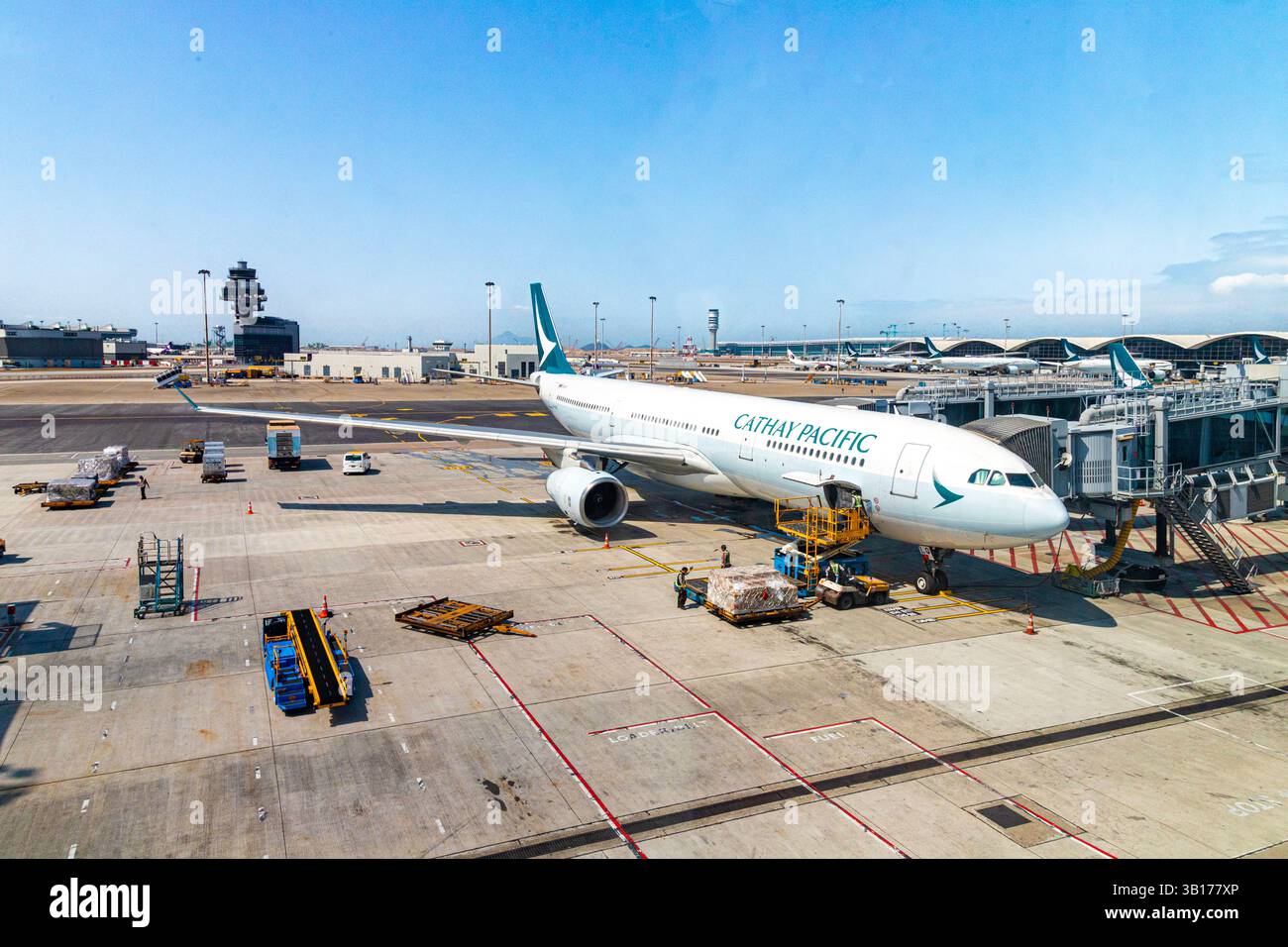 B-HLO Cathay Pacific Airbus A330-343 in fase di carico all'aeroporto internazionale di Hong Kong, Chek Lap Kok, Hong Kong, Cina Foto Stock