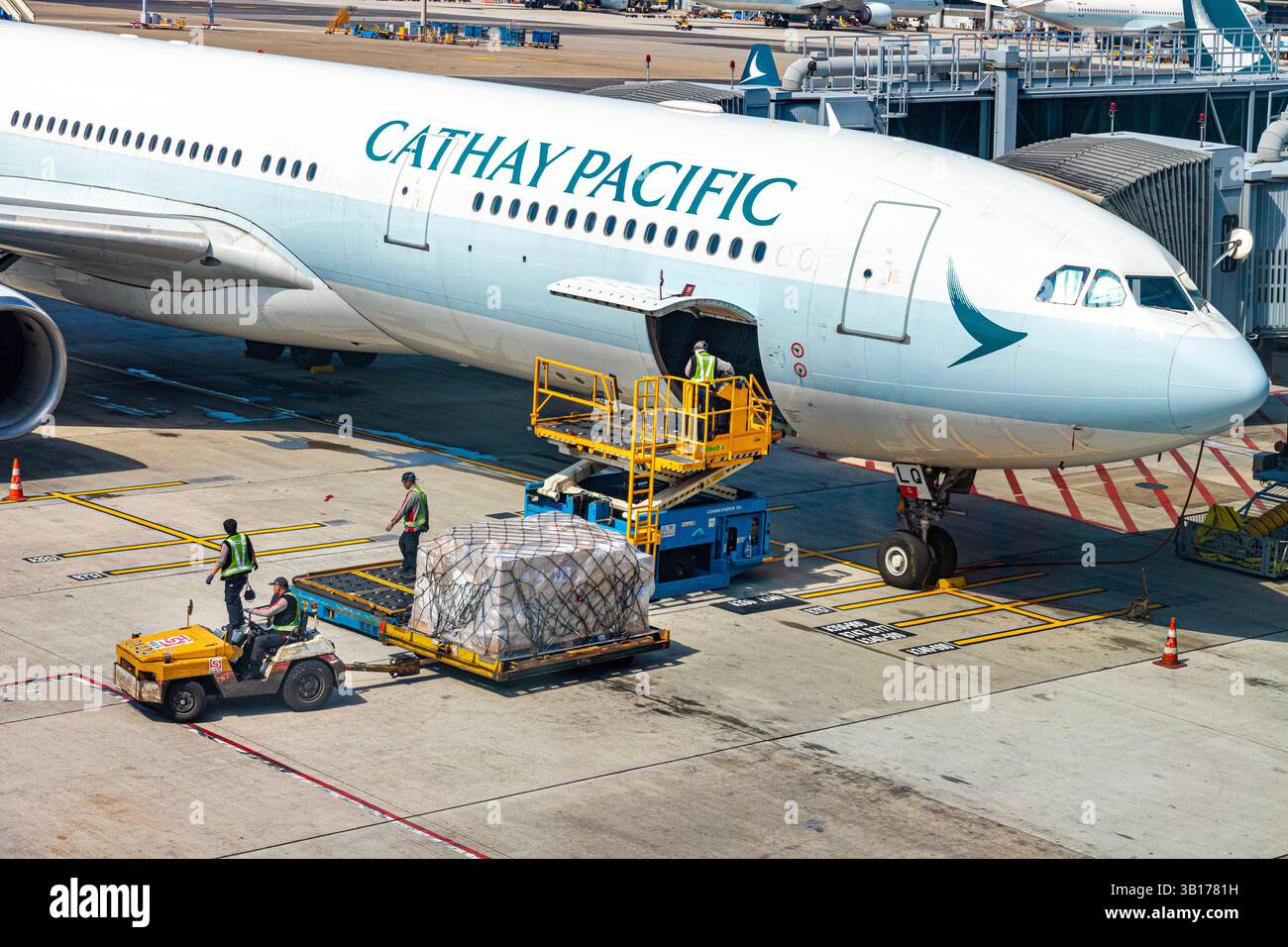 B-HLO Cathay Pacific Airbus A330-343 in fase di carico all'aeroporto internazionale di Hong Kong, Chek Lap Kok, Hong Kong, Cina Foto Stock