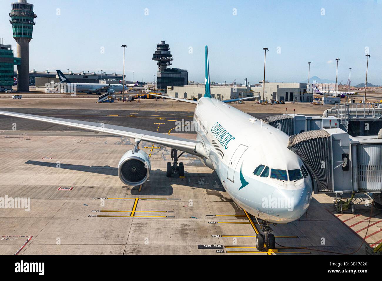 B-HLO Cathay Pacific Airbus A330-343 presso l'aeroporto internazionale di Hong Kong, Chek Lap Kok, Hong Kong, Cina Foto Stock