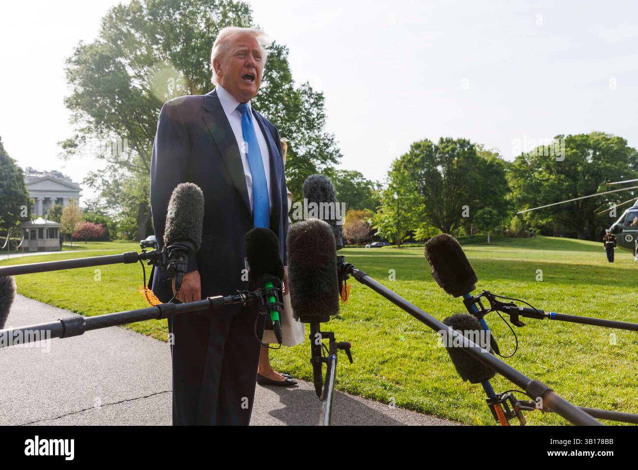 Il presidente DEGLI STATI UNITI Donald J. Trump fa osservazioni sul South Lawn della Casa Bianca a Washington DC il 25 aprile 2025. Il Presidente Trump parte per l'Italia per assistere al funerale di Papa Francesco. Crediti: Aaron Schwartz/CNP/MediaPunch Foto Stock