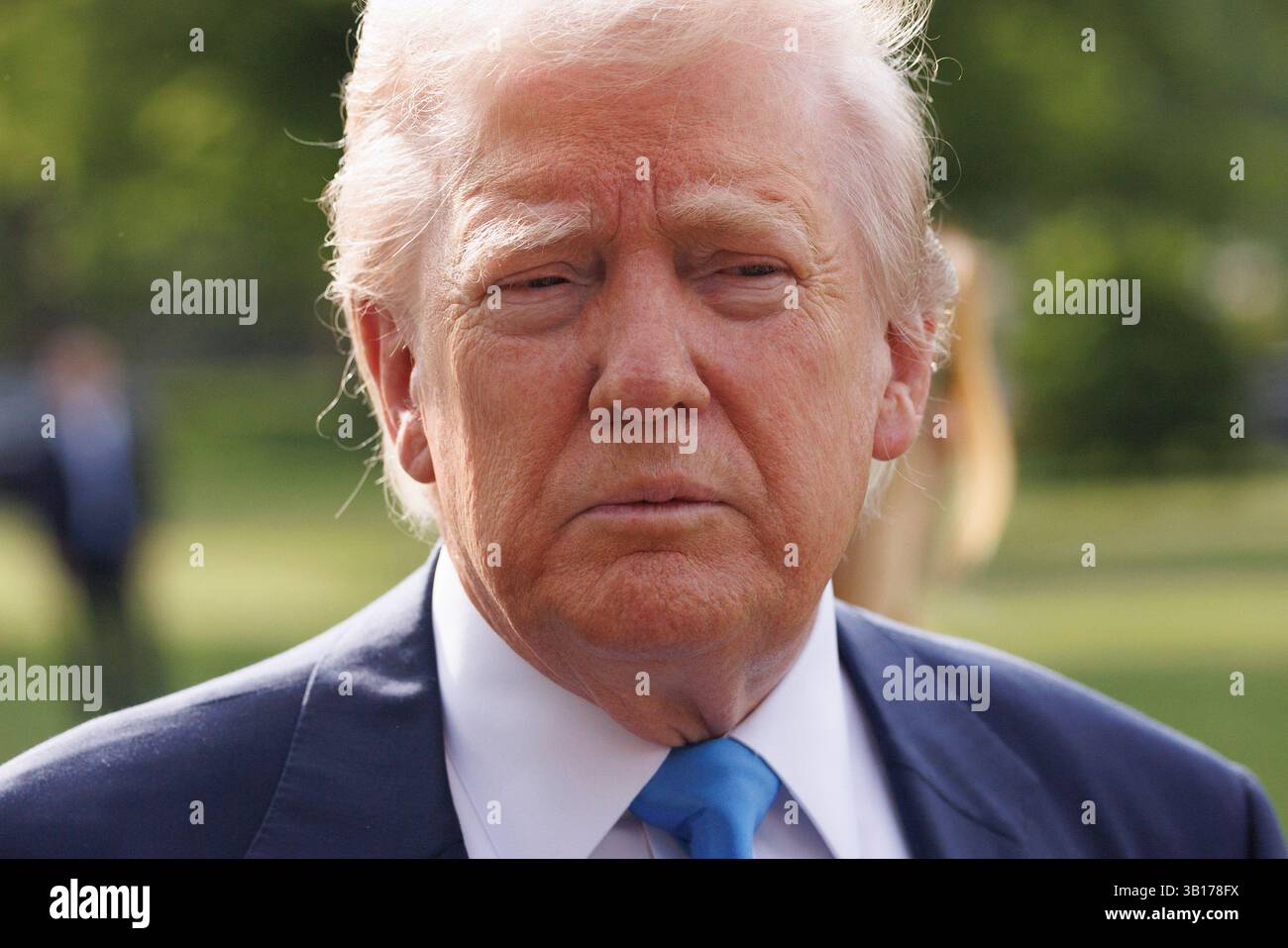 Il presidente DEGLI STATI UNITI Donald J. Trump fa osservazioni sul South Lawn della Casa Bianca a Washington DC il 25 aprile 2025. Il Presidente Trump parte per l'Italia per assistere al funerale di Papa Francesco. Crediti: Aaron Schwartz/CNP/MediaPunch Foto Stock