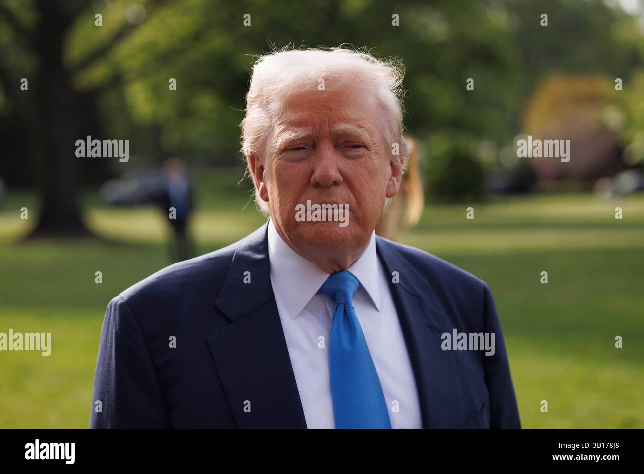 Il presidente DEGLI STATI UNITI Donald J. Trump fa osservazioni sul South Lawn della Casa Bianca a Washington DC il 25 aprile 2025. Il Presidente Trump parte per l'Italia per assistere al funerale di Papa Francesco. Crediti: Aaron Schwartz/CNP/MediaPunch Foto Stock