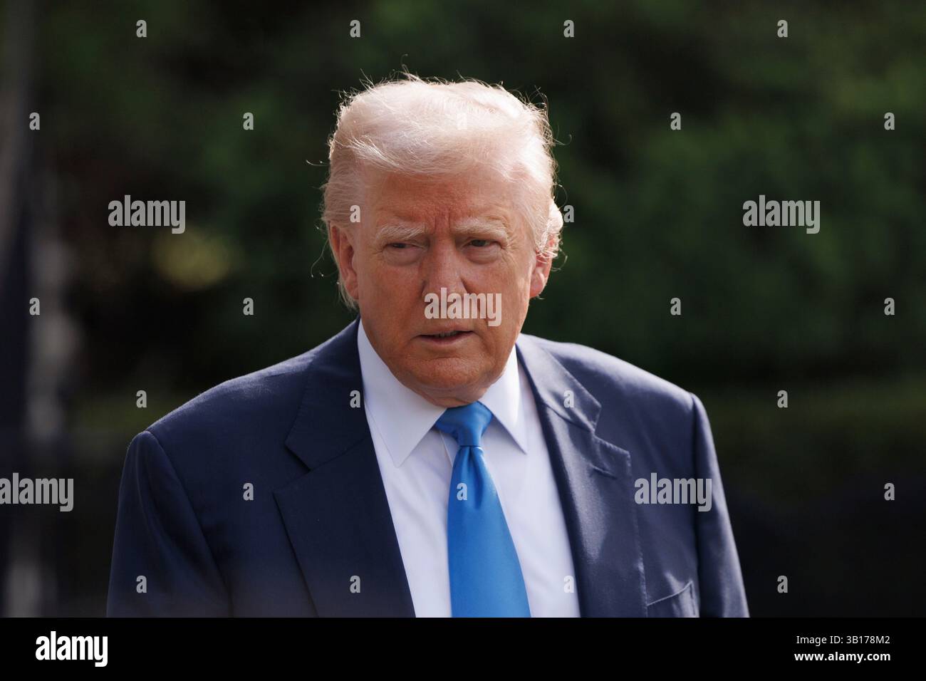 Il presidente degli Stati Uniti Donald J Trump è visto sul South Lawn della Casa Bianca a Washington DC il 25 aprile 2025. Il Presidente Trump parte per l'Italia per assistere al funerale di Papa Francesco. Crediti: Aaron Schwartz/CNP/MediaPunch Foto Stock