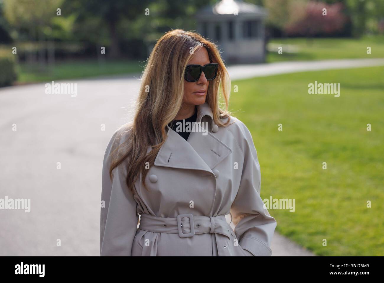 La first lady Melania Trump guarda mentre lascia la Casa Bianca a Washington DC il 25 aprile 2025. Lei e il presidente Trump stanno partendo per l'Italia per assistere al funerale di Papa Francesco. Crediti: Aaron Schwartz/CNP/MediaPunch Foto Stock