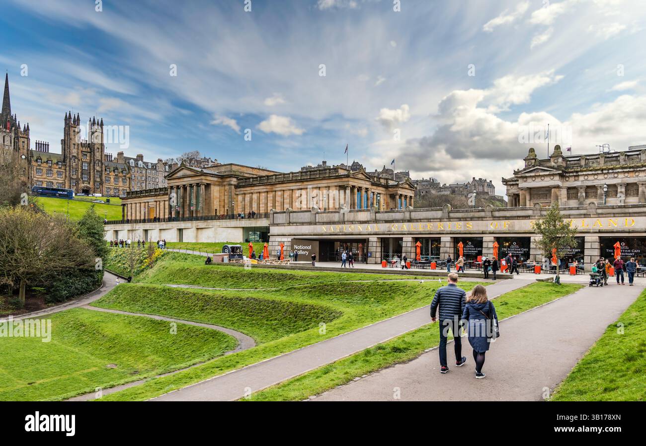 Vista della National Gallery of Scotland e dell'Assemblea sul tumulo, Princes Street Garden, Edimburgo, Scozia, UL Foto Stock