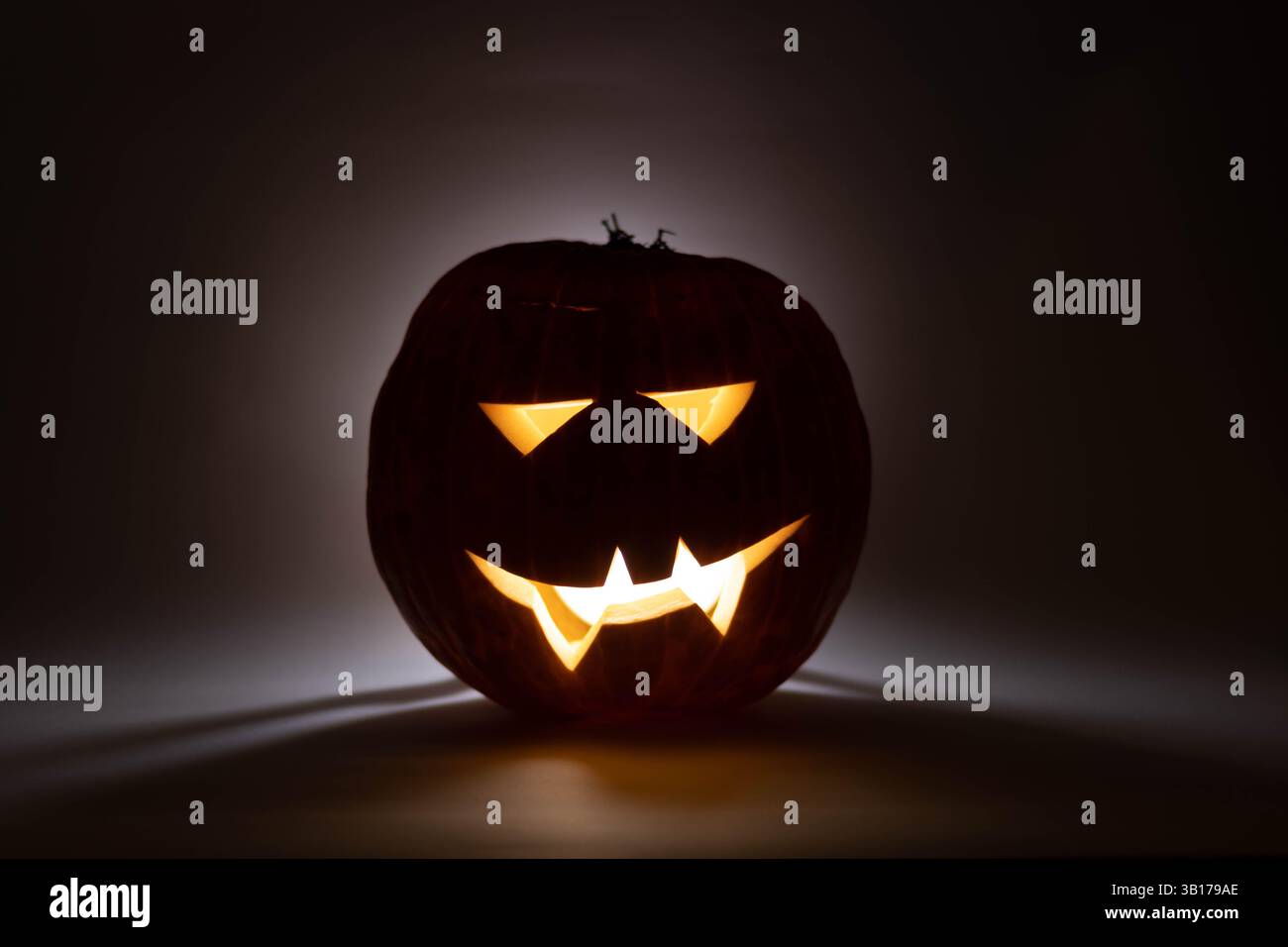 una zucca di halloween con sfondo retroilluminato. Foto di alta qualità Foto Stock