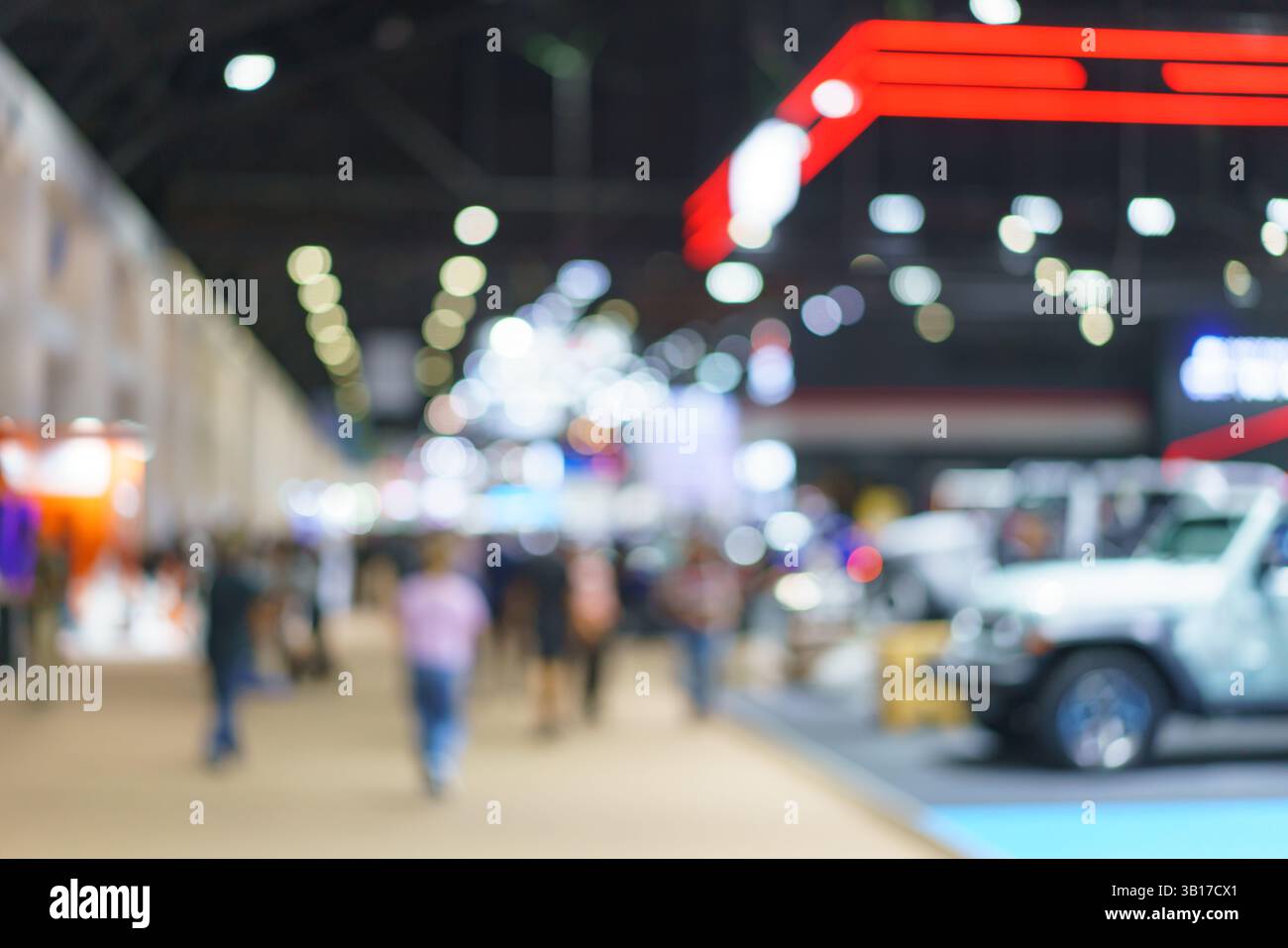 vista in stile bokeh di una vivace mostra di auto con luci e folle luminose, che cattura l'energia di un vivace spettacolo di motori. Foto Stock