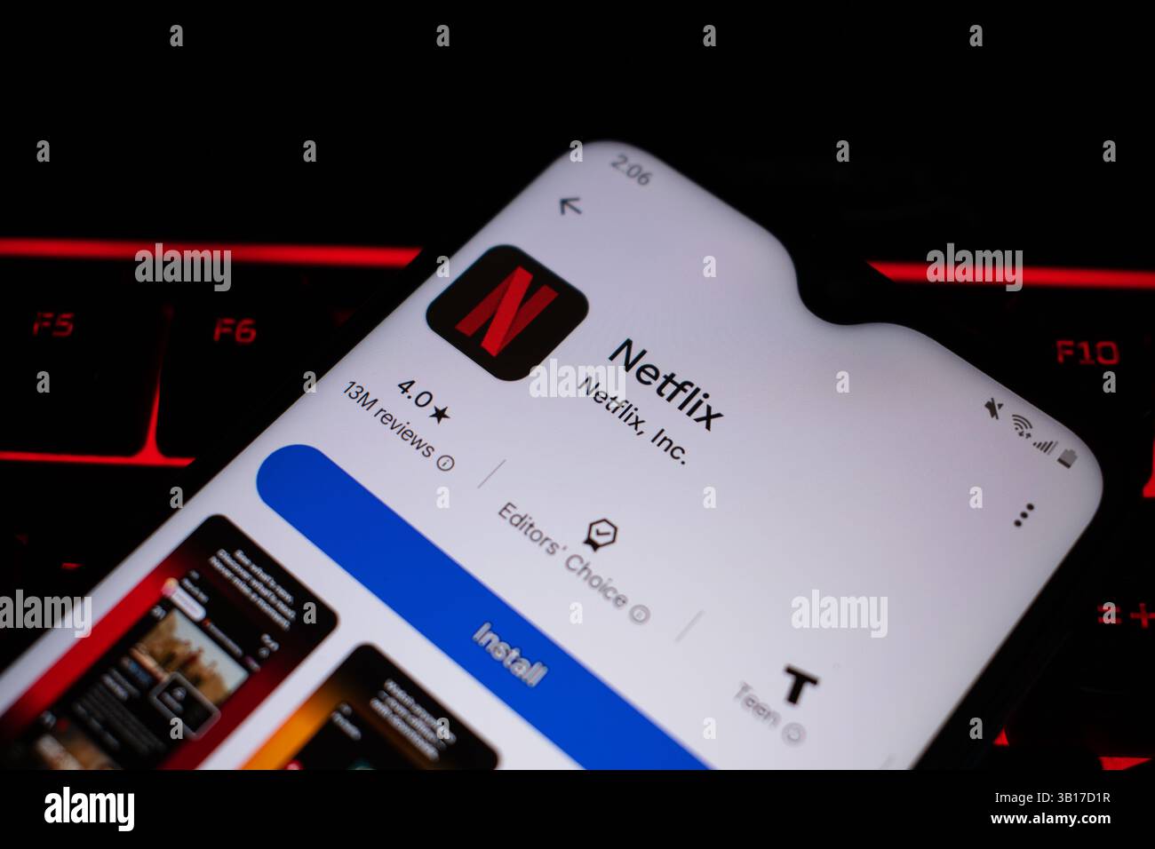 SEATTLE, WA, USA - APR 7, 2025: Uno smartphone viene visto con l'app Netflix su Google Play posizionata su una tastiera. Foto Stock