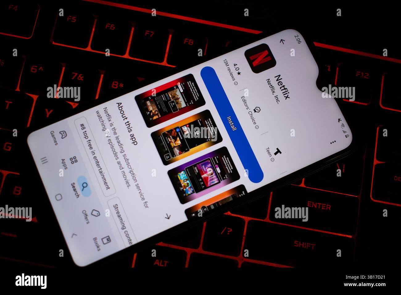SEATTLE, WA, USA - APR 7, 2025: Uno smartphone viene visto con l'app Netflix su Google Play posizionata su una tastiera. Foto Stock