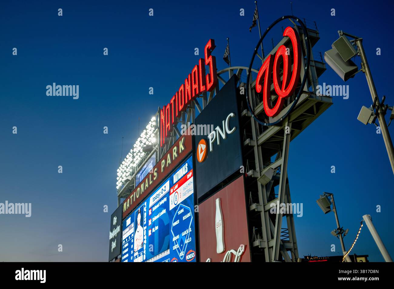Tabellone segnapunti Nationals Park Washington DC // WASHINGTON DC - il grande tabellone segnapunti digitale al Nationals Park è illuminato al crepuscolo durante una partita di baseball dei Washington Nationals. La scheda video ad alta definizione, di circa 4.500 metri quadrati, visualizza le statistiche di gioco, le informazioni sui giocatori e i video dal vivo per i tifosi di tutto lo stadio. Il Nationals Park è stato inaugurato nel 2008 come sede della squadra di baseball dei Washington Nationals Major League Baseball. Foto Stock