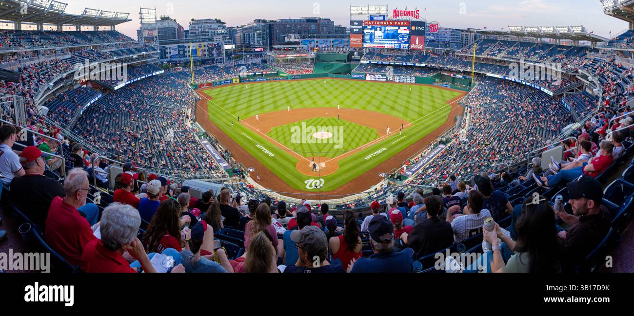 Nationals Park Baseball Game Washington DC // WASHINGTON DC - Una vista panoramica ad alta risoluzione del Nationals Park durante una partita di baseball dei Washington Nationals in prima serata. Lo stadio, aperto nel 2008 con una capacità di 41.339, è il campo di baseball della Major League Baseball dei Washington Nationals. Situato nel quartiere Navy Yard lungo il fiume Anacostia, lo stadio offre vedute del Campidoglio e del Monumento a Washington da alcune sezioni. Foto Stock