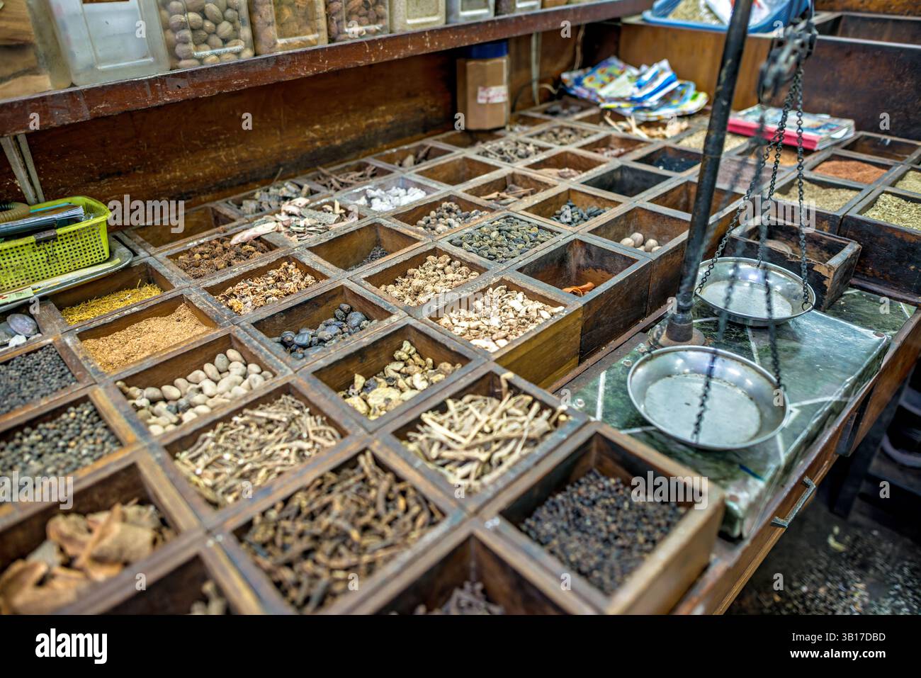 Erbe essiccate Medicina tradizionale mercato di Zegyo Mandalay Myanmar // MANDALAY, Myanmar — Un fornitore espone una varietà di erbe essiccate e medicinali tradizionali al mercato di Zegyo a Mandalay. Questi rimedi naturali rappresentano un aspetto importante del sistema sanitario tradizionale del Myanmar, che continua a prosperare insieme alla medicina moderna. L'assortimento comprende in genere piante secche, radici, cortecce e miscele preparate utilizzate per trattare vari disturbi secondo le tradizioni curative locali. Molti residenti del Myanmar si affidano ancora a questi rimedi tradizionali per problemi di salute comuni, in particolare nella zona Foto Stock