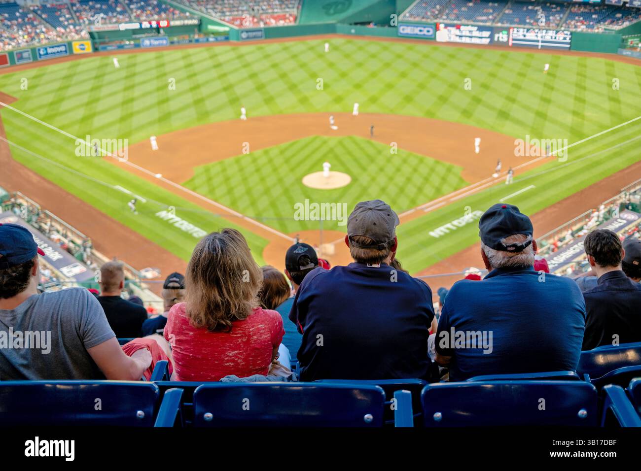 Nationals Park Baseball Game Fans Washington DC // WASHINGTON DC - i fan di Baseball guardano una partita dei Washington Nationals dal ponte superiore dietro il piatto di casa al Nationals Park. Il concorso in prima serata mostra la disposizione completa dei diamanti con i giocatori posizionati lungo il campo illuminato. Inaugurato nel 2008, lo stadio da 41 000 posti nel quartiere di Navy Yard offre vedute del Campidoglio e del Monumento a Washington da alcuni punti panoramici. Foto Stock Nationals Park Baseball Game Fans Washington DC // WASHINGTON DC - i fan di Baseball guardano una partita dei Washington Nationals dal ponte superiore dietro il piatto di casa al Nationals Park. Il concorso in prima serata mostra la disposizione completa dei diamanti con i giocatori posizionati lungo il campo illuminato. Inaugurato nel 2008, lo stadio da 41 000 posti nel quartiere di Navy Yard offre vedute del Campidoglio e del Monumento a Washington da alcuni punti panoramici. Foto Stock