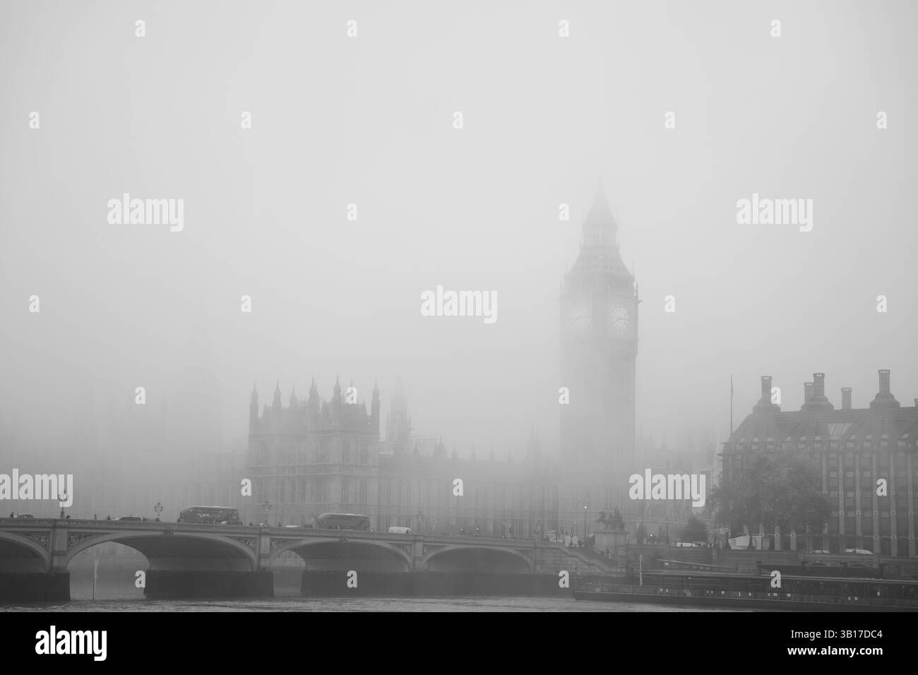Una mattinata nebbiosa avvolge le Houses of Parliament e la Elizabeth Tower (Big Ben) di Londra, Inghilterra, creando un'atmosfera misteriosa. Foto Stock