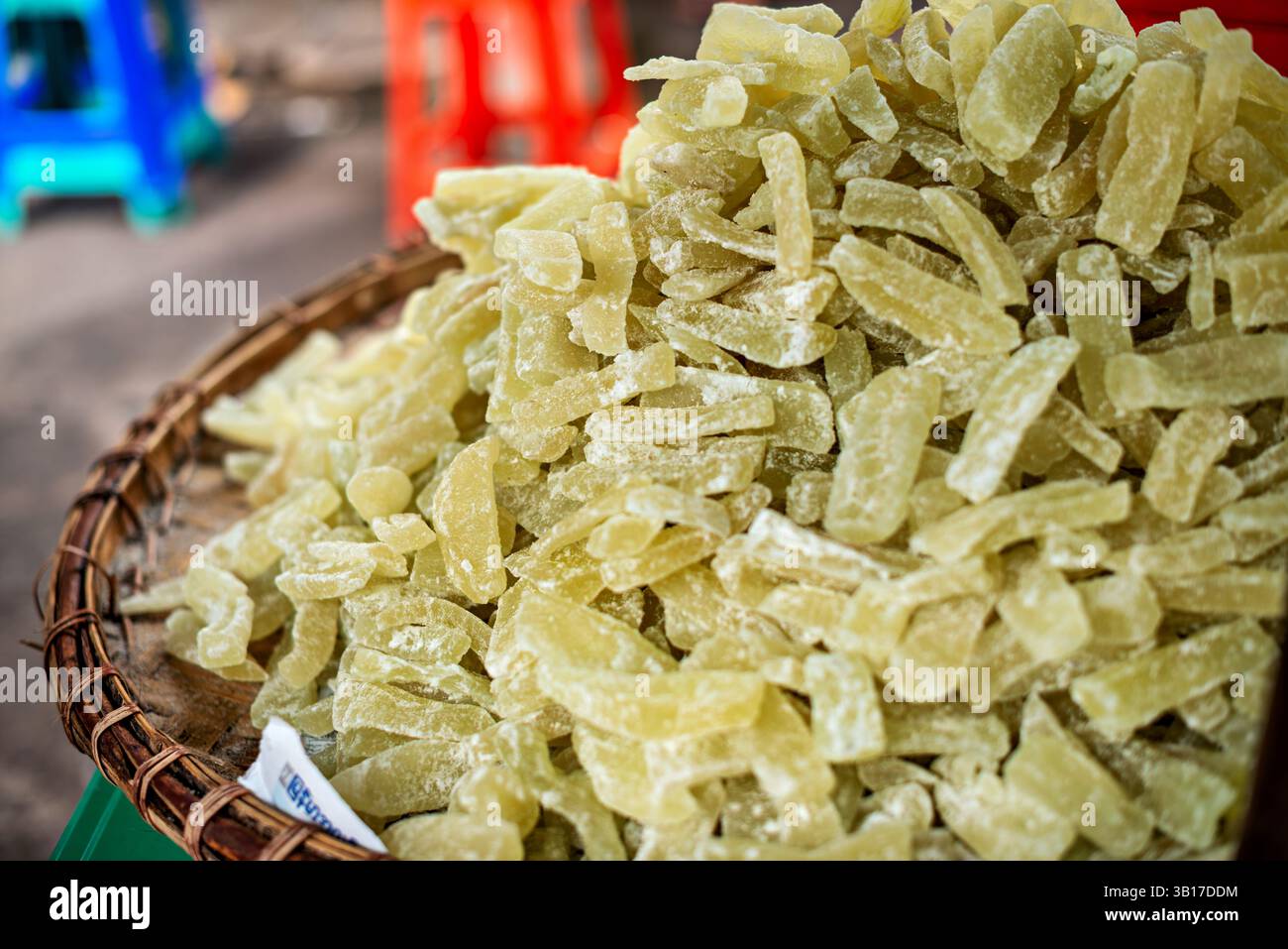 Mercatino di zenzero candito Mandalay Myanmar // MANDALAY, Myanmar — zenzero candito in vendita nello storico mercato di Zegyo, uno dei più antichi e grandi centri commerciali di Mandalay. La delizia dolce-piccante conservata è popolare sia come pasticceria che per le sue proprietà medicinali tradizionali. Il mercato di Zegyo ospita centinaia di venditori ambulanti che vendono di tutto, dal cibo alle spezie, ai tessili e ai prodotti per la casa. Foto Stock