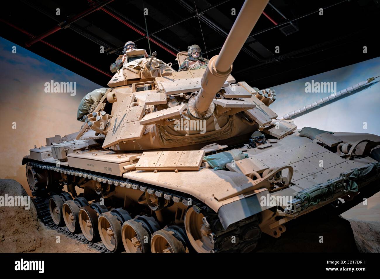 TRIANGLE, Virginia, Stati Uniti — un M60A1 Main Battle Tank è esposto al National Museum of the Marine Corps, che rappresenta il carro armato principale utilizzato dalle forze marittime durante l'operazione Desert Storm nel 1991. Prodotto nello stabilimento di Detroit Arsenal Tank di Warren, Michigan, questo veicolo corazzato da 60 tonnellate ha sostituito i vecchi carri M-48 alla fine degli anni '1970 ed è dotato di funzionalità avanzate, tra cui mirini a infrarossi passivi per operazioni notturne e corazzatura reattiva esplosiva per una maggiore protezione. La mostra mette in evidenza il ruolo dell'M60A1 nella Guerra del Golfo, dove 210 di questi carri armati dell'era della Guerra fredda servivano effettiv Foto Stock TRIANGLE, Virginia, Stati Uniti — un M60A1 Main Battle Tank è esposto al National Museum of the Marine Corps, che rappresenta il carro armato principale utilizzato dalle forze marittime durante l'operazione Desert Storm nel 1991. Prodotto nello stabilimento di Detroit Arsenal Tank di Warren, Michigan, questo veicolo corazzato da 60 tonnellate ha sostituito i vecchi carri M-48 alla fine degli anni '1970 ed è dotato di funzionalità avanzate, tra cui mirini a infrarossi passivi per operazioni notturne e corazzatura reattiva esplosiva per una maggiore protezione. La mostra mette in evidenza il ruolo dell'M60A1 nella Guerra del Golfo, dove 210 di questi carri armati dell'era della Guerra fredda servivano effettiv Foto Stock