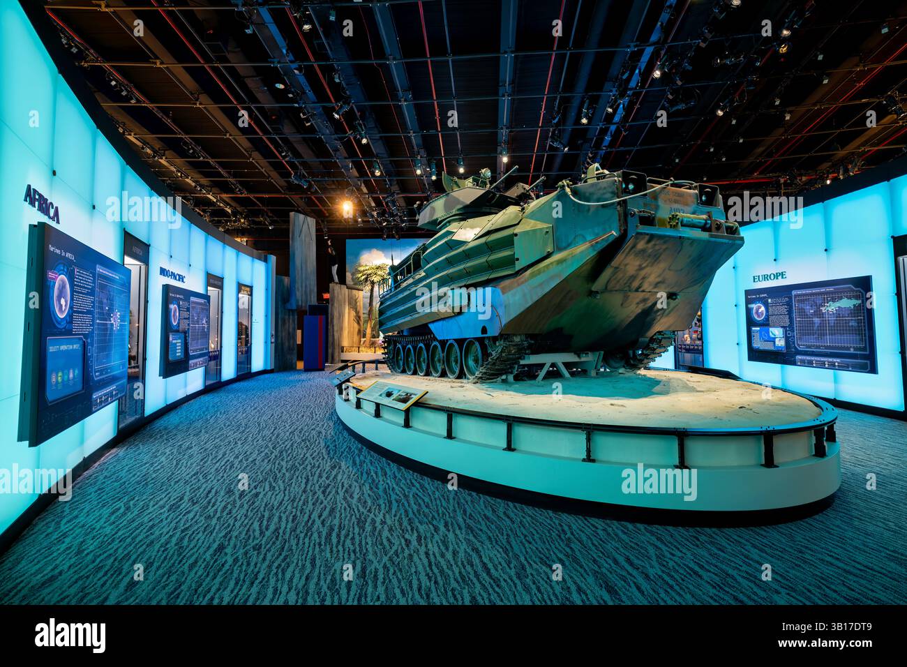TRIANGLE, Virginia, Stati Uniti — un veicolo d'assalto anfibio (AAV) è esposto al National Museum of the Marine Corps, che mostra il principale trasporto nave-terra che ha servito i Marines dagli anni '1970 Originariamente designato LVTP7, questo veicolo con scafo in alluminio è spinto da getti d'acqua durante la navigazione in ambienti acquatici e può percorrere centinaia di chilometri sulla terraferma dopo aver raggiunto la costa. L'AAV, prodotto dalla FMC Corporation di Filadelfia, trasporta tre membri dell'equipaggio e 21 Marine equipaggiati da combattimento, che rappresentano un discendente diretto dei veicoli di atterraggio dell'era della seconda guerra mondiale mentre symbo Foto Stock