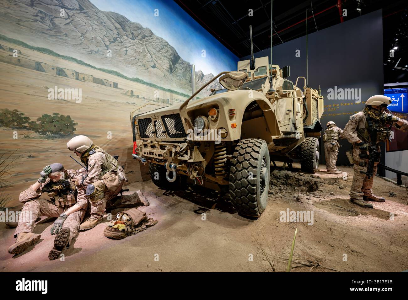 TRIANGLE, Virginia, Stati Uniti — il Mine Resistant All-Terrain Vehicle (M-ATV) è esposto al National Museum of the Marine Corps. Prodotto dalla Oshkosh Defense e introdotto nel 2009, l'M-ATV è stato progettato specificamente per il terreno accidentato dell'Afghanistan con caratteristiche di resistenza agli esplosivi, tra cui uno scafo a V per deviare le esplosioni di bombe. Con un peso di 17.000 libbre e una velocità massima di 65 km/h, questo veicolo blindato ha salvato numerose vite marine fornendo una protezione superiore contro i dispositivi esplosivi improvvisati (IED) rispetto ai modelli Humvee più vecchi. Foto Stock