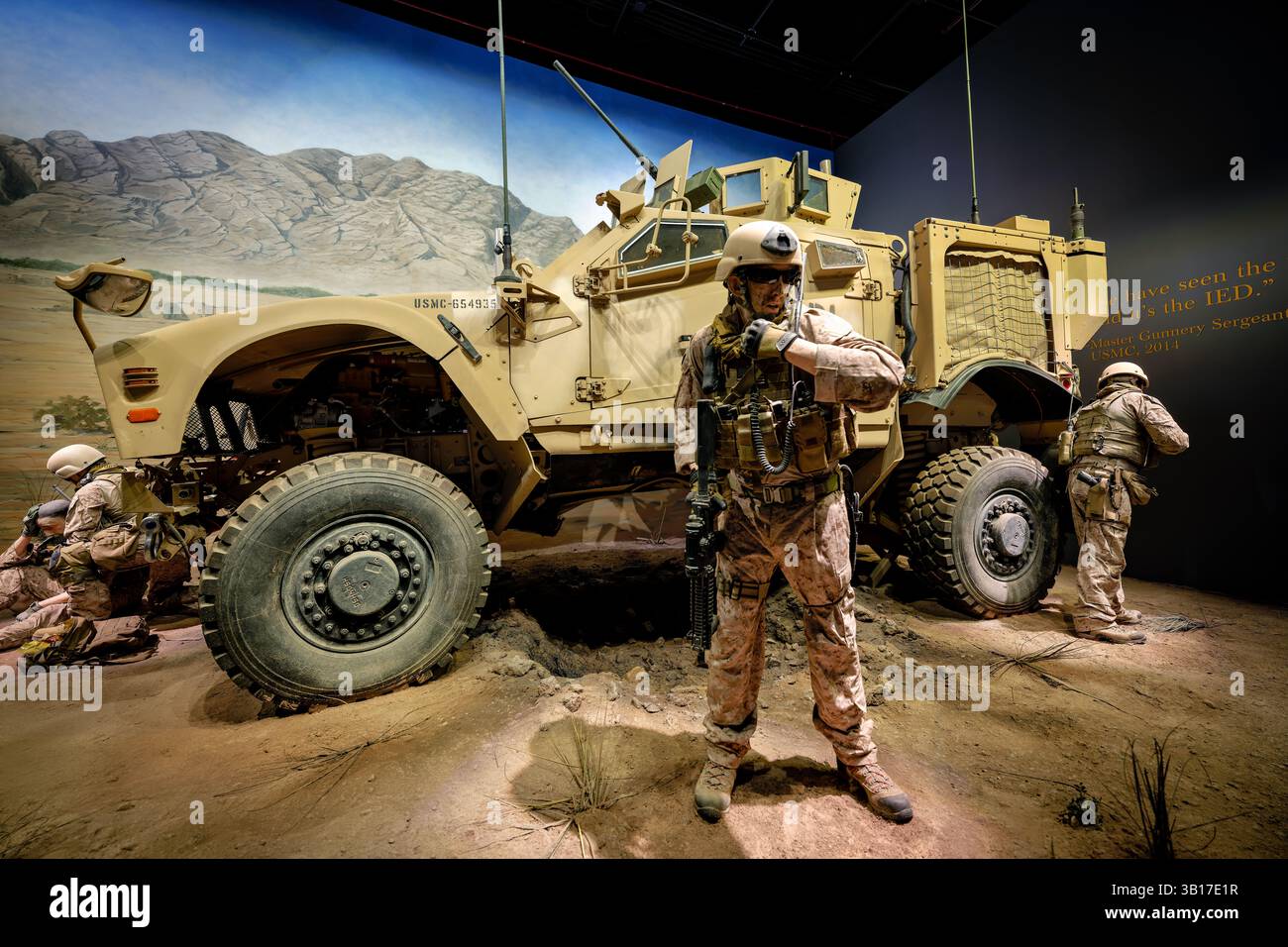 TRIANGLE, Virginia, Stati Uniti — il Mine Resistant All-Terrain Vehicle (M-ATV) è esposto al National Museum of the Marine Corps. Prodotto dalla Oshkosh Defense e introdotto nel 2009, l'M-ATV è stato progettato specificamente per il terreno accidentato dell'Afghanistan con caratteristiche di resistenza agli esplosivi, tra cui uno scafo a V per deviare le esplosioni di bombe. Con un peso di 17.000 libbre e una velocità massima di 65 km/h, questo veicolo blindato ha salvato numerose vite marine fornendo una protezione superiore contro i dispositivi esplosivi improvvisati (IED) rispetto ai modelli Humvee più vecchi. Foto Stock