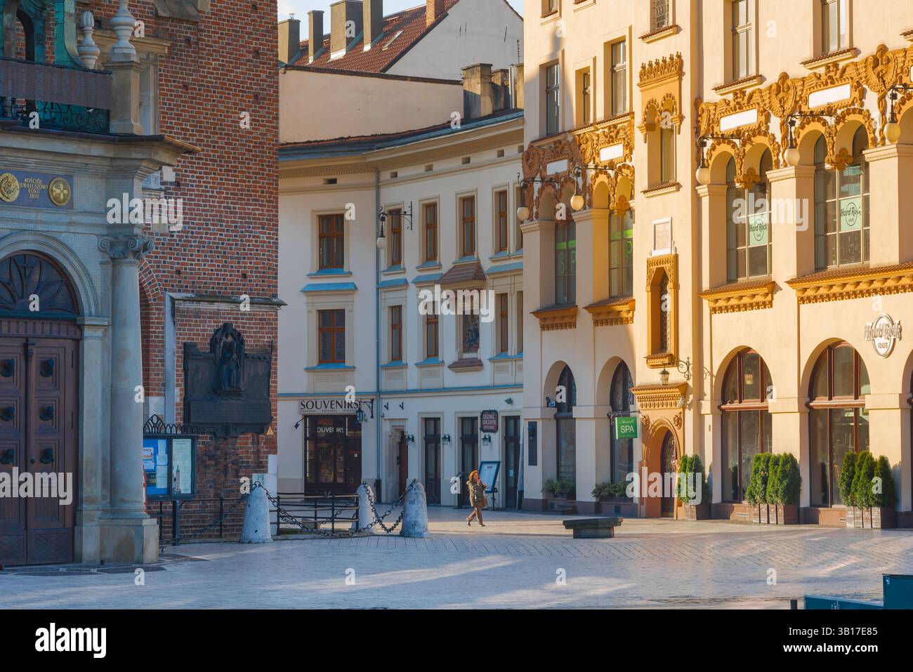 Città barocca Europa, vista degli attraenti edifici barocchi e rococò situati a Plac Mariacki, nel quartiere storico della città vecchia di Cracovia, Polonia Foto Stock