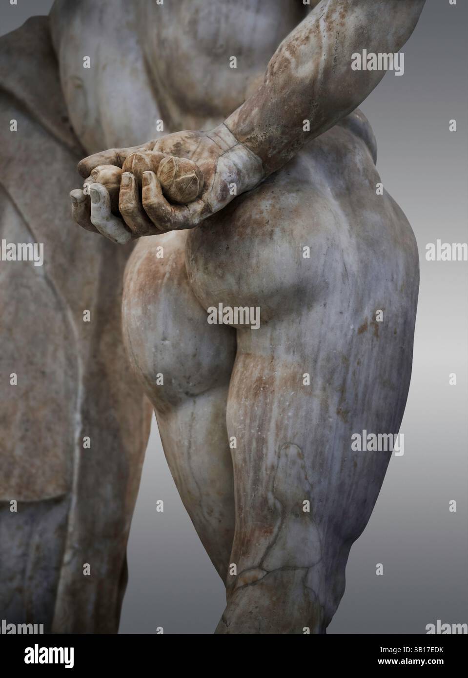 Statua romana di Ercole, le sue mani che reggono le mele d'oro di Esperidi, dalle Terme di Caracalla, Roma. Copia romana della fine del II secolo d.C. copiata Foto Stock