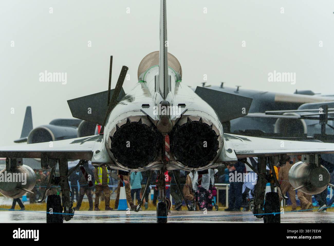Vista posteriore di un caccia caccia Eurofighter Typhoon della RAF in mostra durante una mostra aerea in condizioni di pioggia, con folle sullo sfondo. Foto Stock