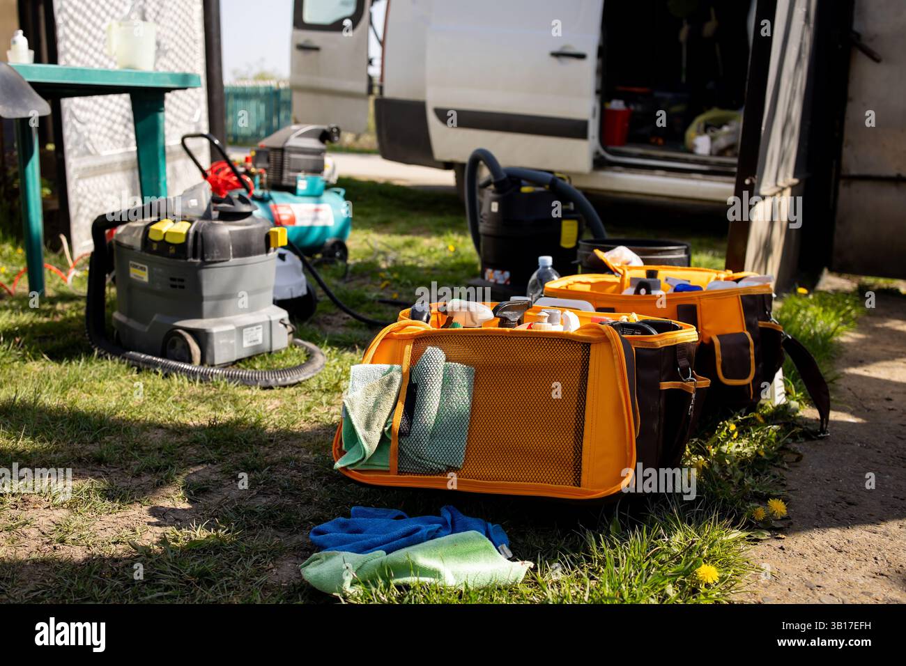Kit completi di prodotti e attrezzature preparati per eseguire la pulizia chimica della vettura. Foto Stock