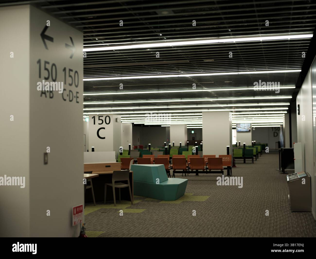 Moderna area salotto del gate delle partenze all'aeroporto internazionale Narita di Tokyo con cartellonistica chiara e disposizione organizzata Foto Stock