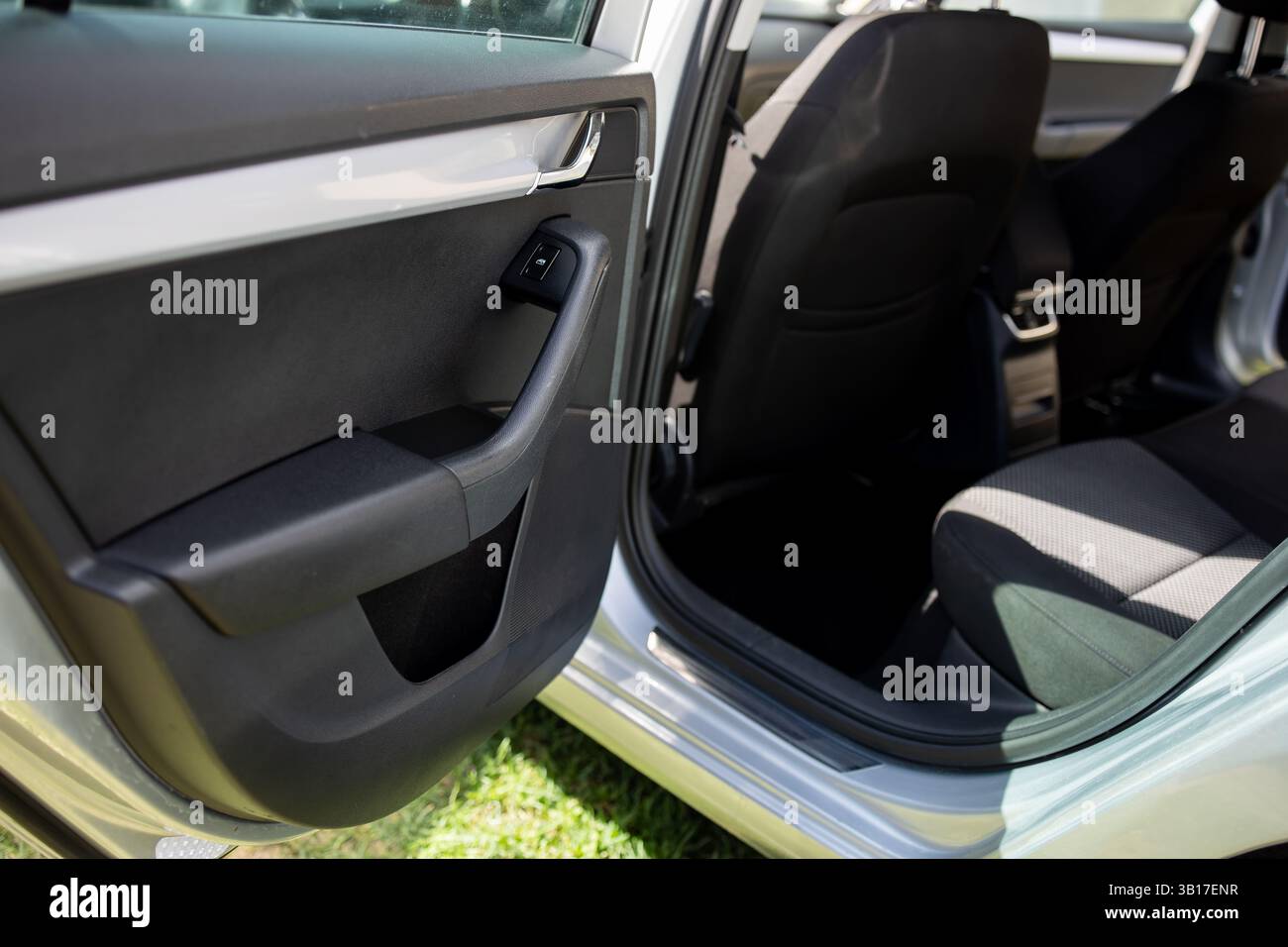 Il sedile del passeggero posteriore e la portiera dopo la pulizia a secco. Alla luce del giorno, tutto splende e non c'è una sola macchia visibile. Foto Stock