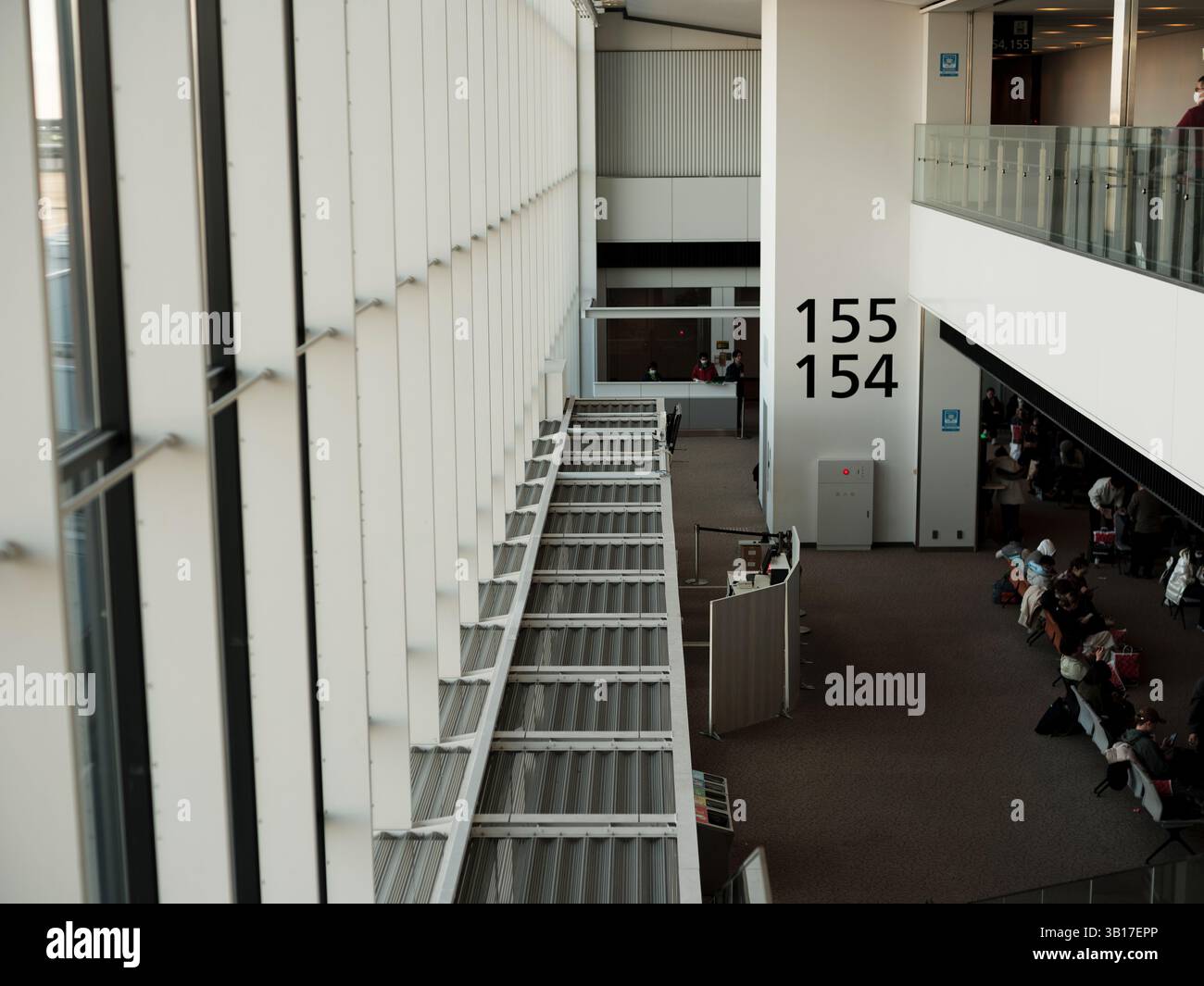 Cartello con l'area d'attesa e il Gate d'imbarco al moderno Terminal dell'Aeroporto Internazionale Narita di Tokyo Foto Stock