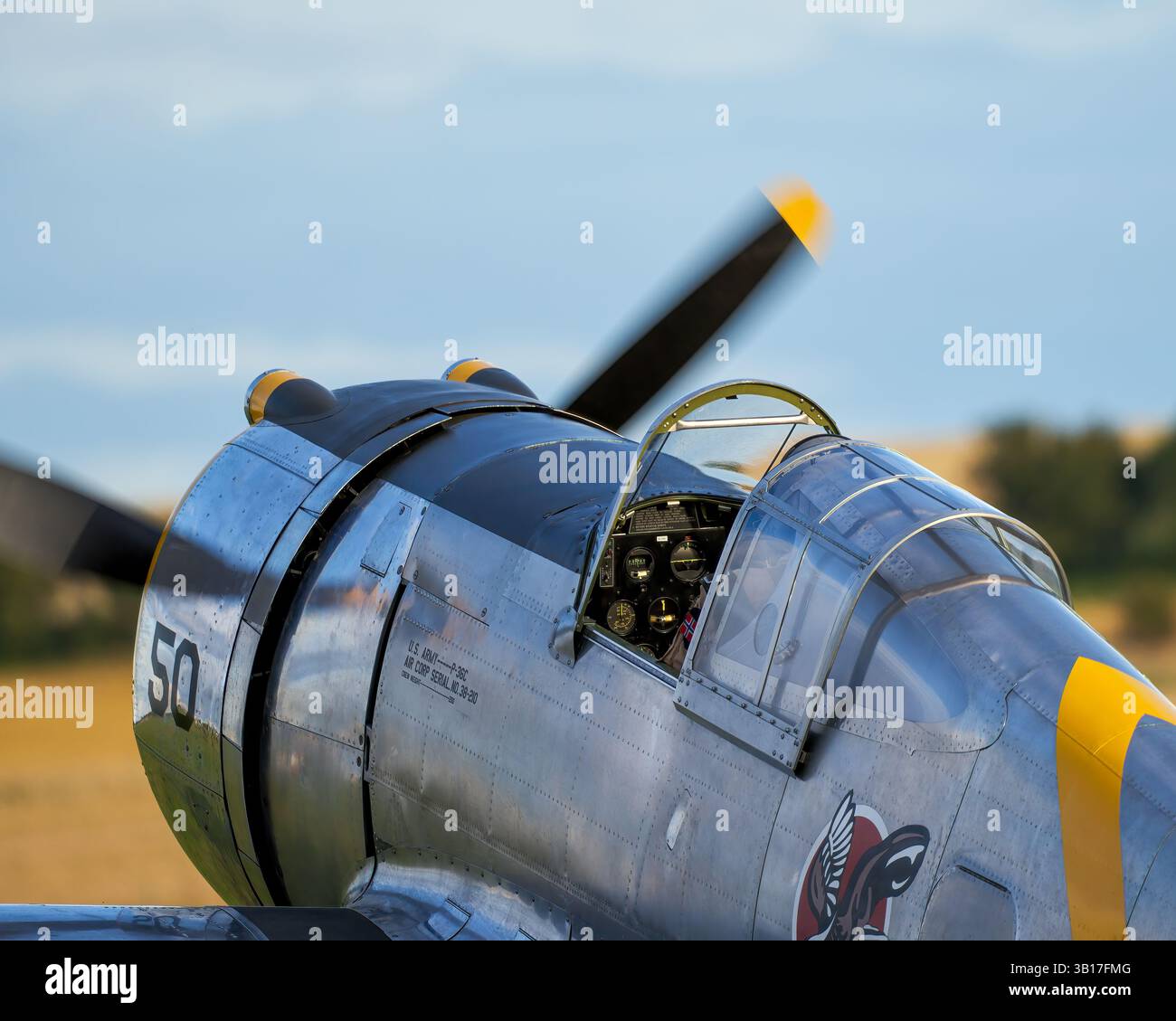 Un velivolo militare Vultee BT-13 Valiant d'epoca con cabina di pilotaggio aperta e elica rotante a Duxford, Inghilterra. Foto Stock