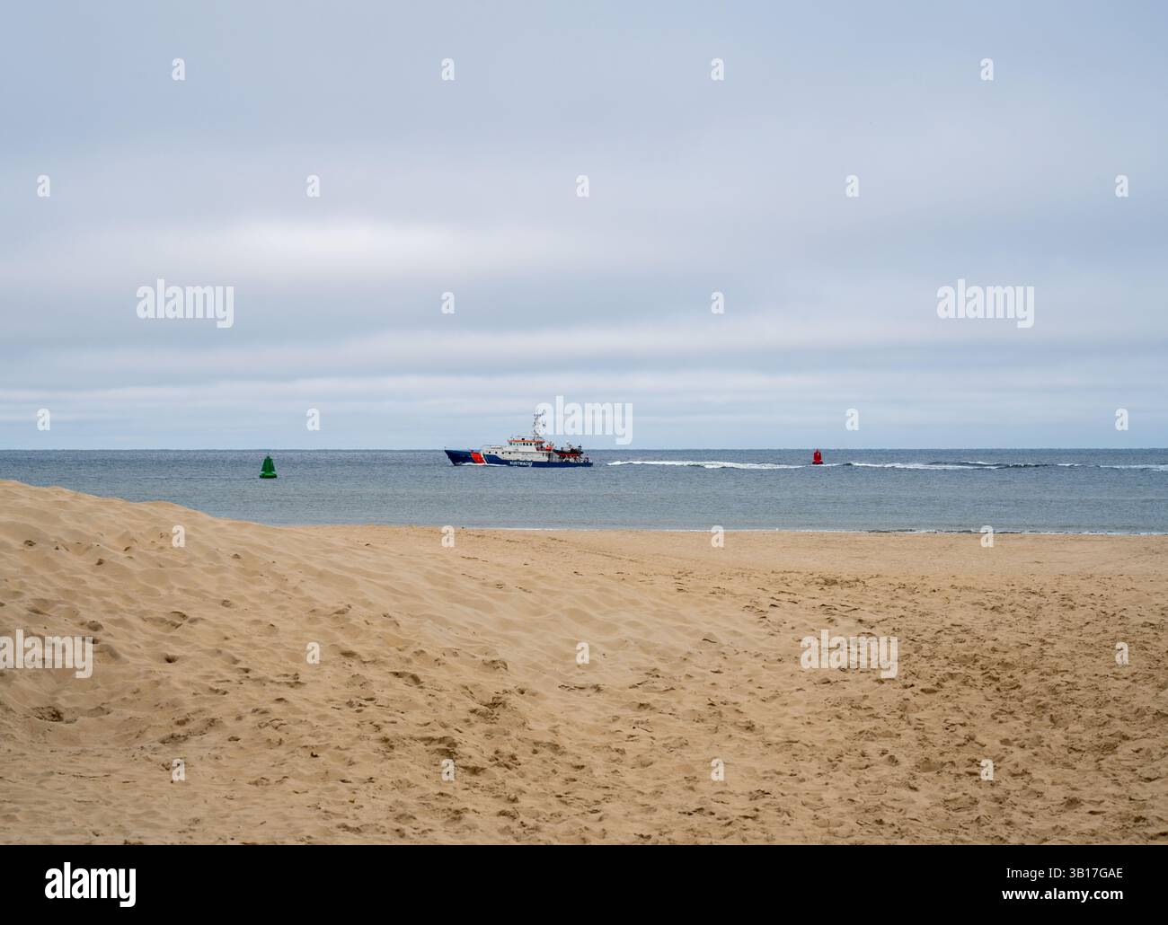 Nave della guardia costiera ("Kustwacht") di pattuglia lungo la spiaggia nei Paesi Bassi Foto Stock