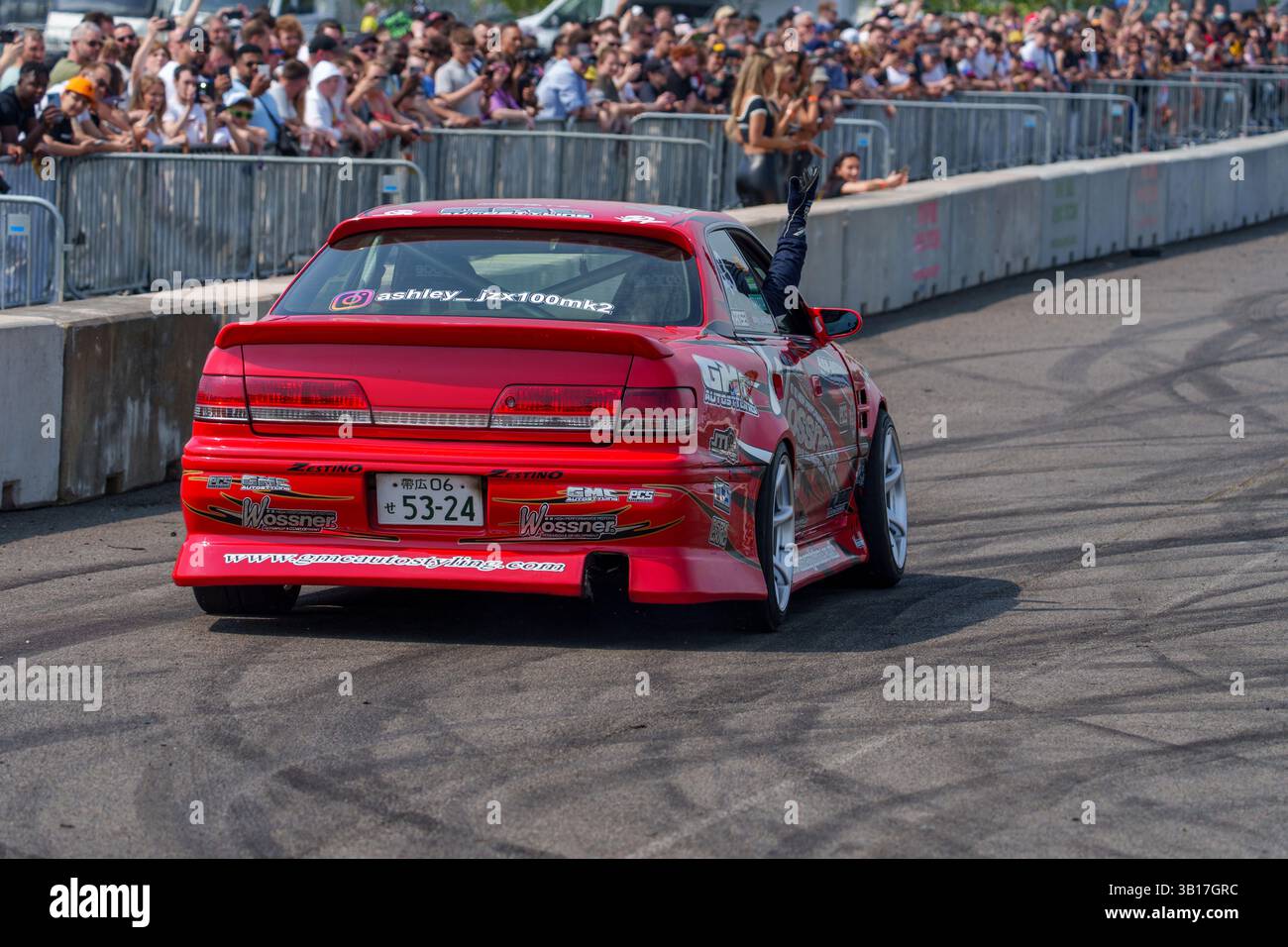 Red modificata Toyota JZX100 drift car numero 43, generando fumo di pneumatici durante una gara di drift a Silverstone, in Inghilterra, davanti alla folla. Foto Stock