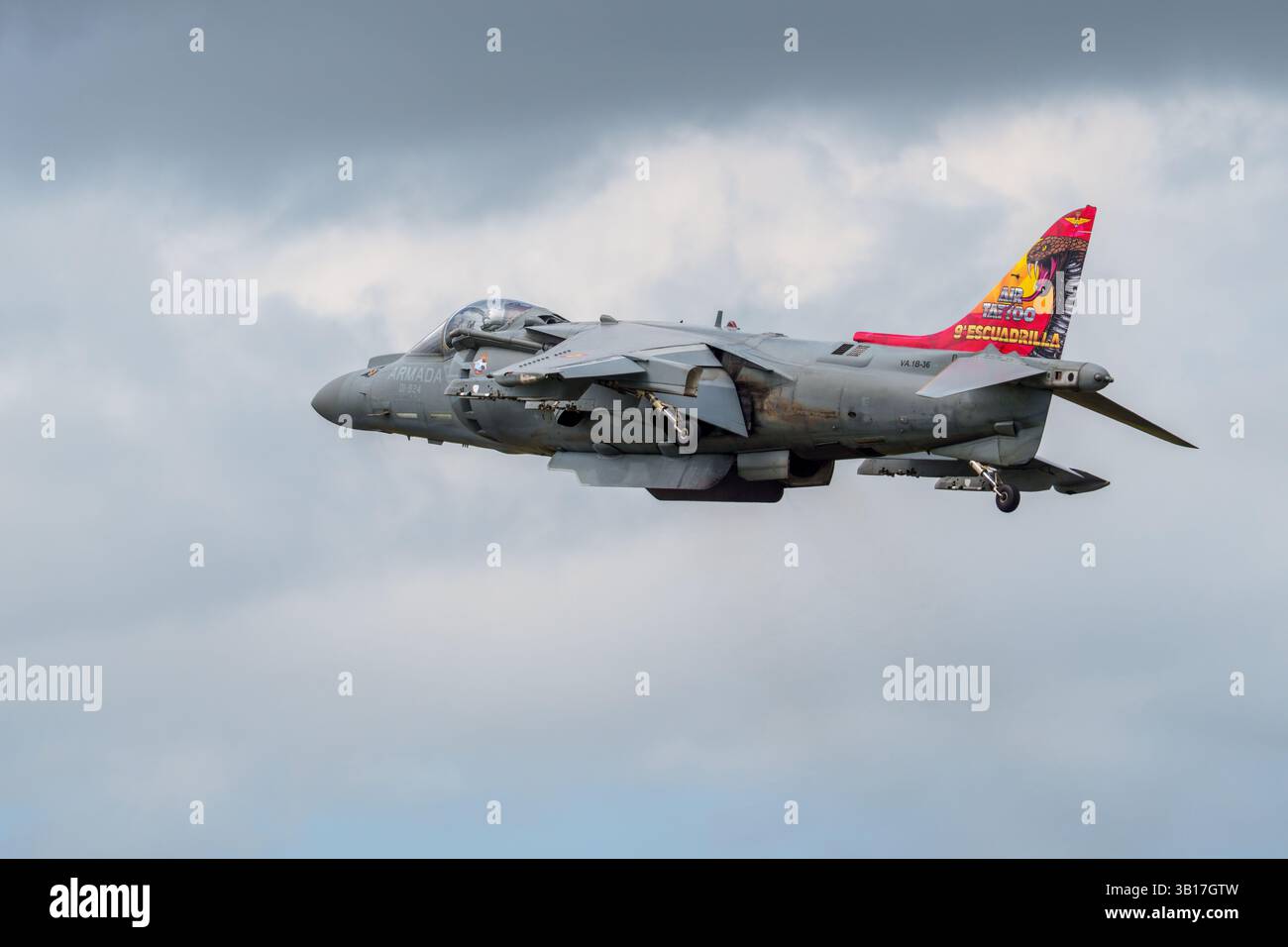 La marina spagnola McDonnell Douglas AV-8B Harrier in azione al Royal International Air Tattoo, Inghilterra. Foto Stock