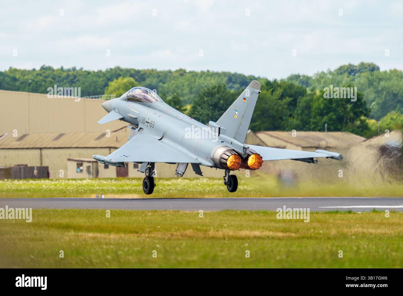 Un Eurofighter Typhoon tedesco decolla con postbruciatori impegnati, dimostrando il suo potere durante l'airshow RIAT, in Inghilterra. Foto Stock