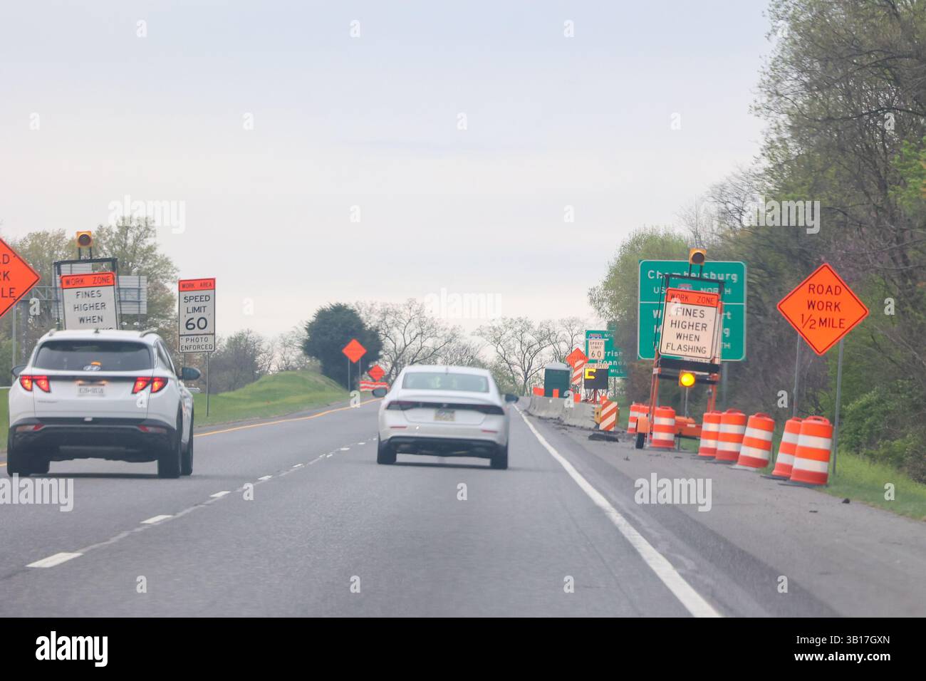 Baltimora, Breezewood e Pittsburgh, Stati Uniti. 21 aprile 2025. 21 aprile 2025, Baltimora Beltway, Interstate 70 ovest, Pennsylvania Turnpike, Maryland e Pennsylvania, Stati Uniti. Durante un viaggio su strada, ci sono stati vari progetti di costruzione e segnali stradali relativi a norme, regolamenti e sicurezza. (Foto di Robyn Stevens Brody/Sipa USA) credito: SIPA USA/Alamy Live News Foto Stock